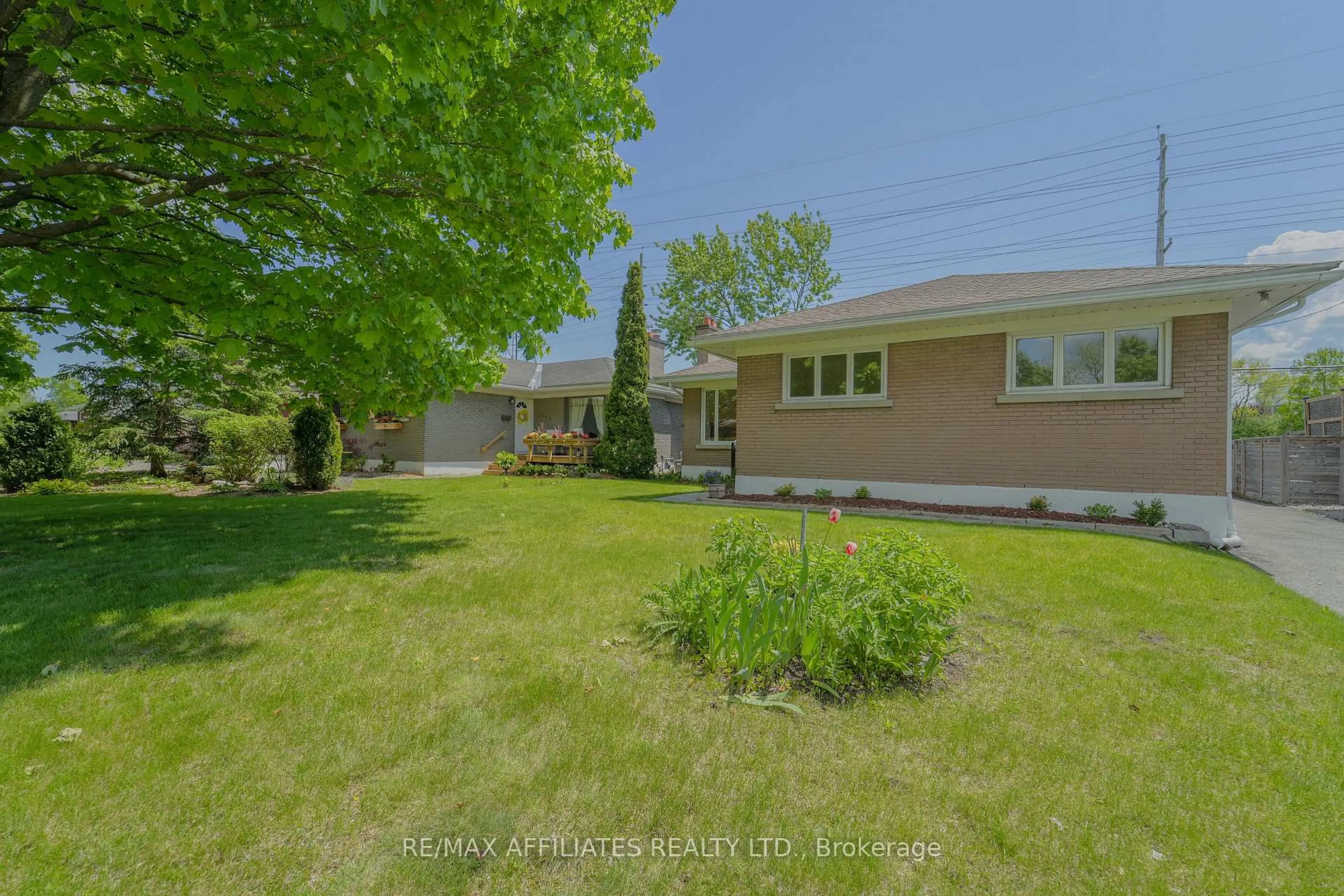 A pic from outside/outdoor area/front of a property/back of a property/a pic from drone, street for 536 Browning Ave, Ottawa Ontario K1G 0T4