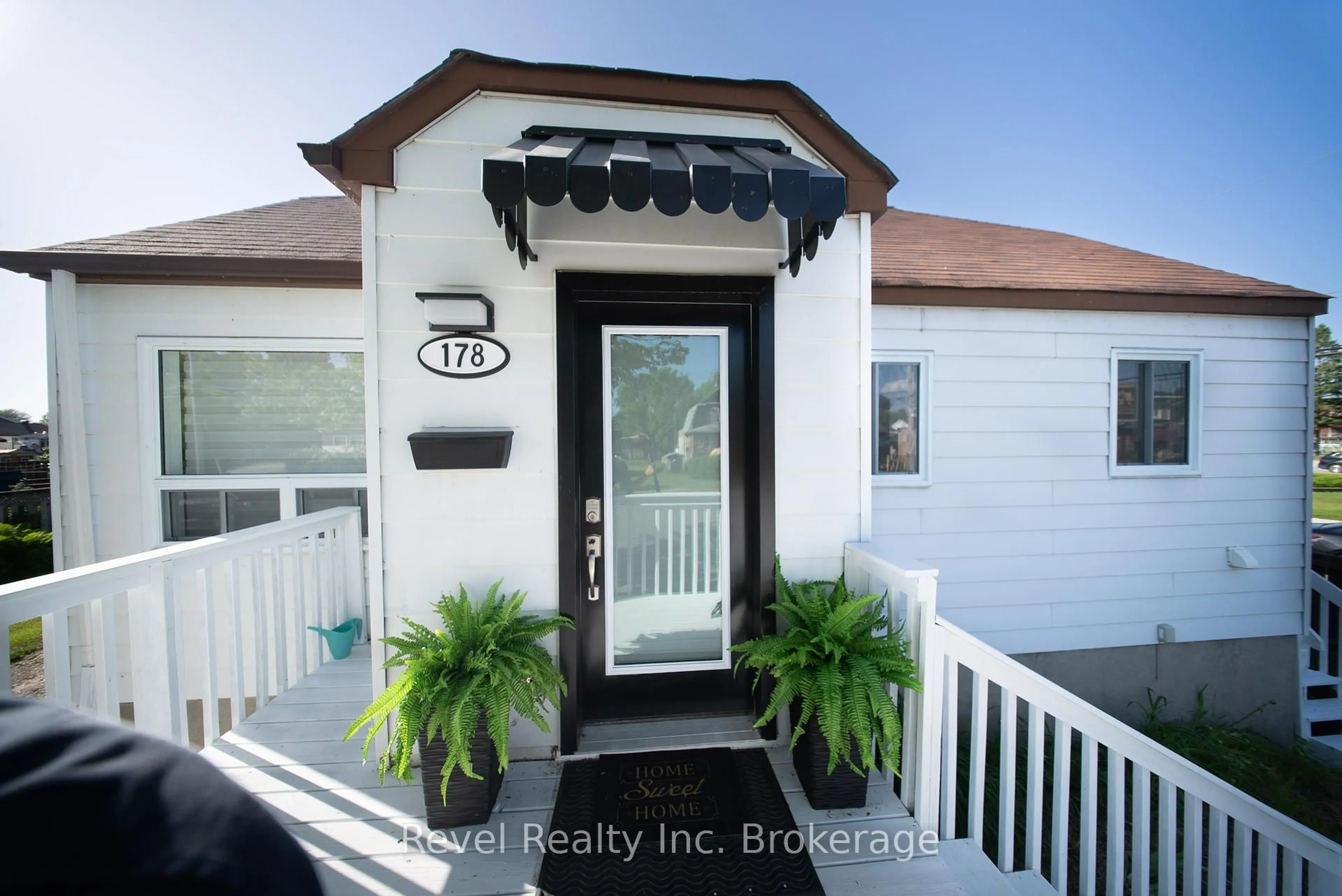 Indoor entryway for 178 Judge Ave, North Bay Ontario P1A 1B6