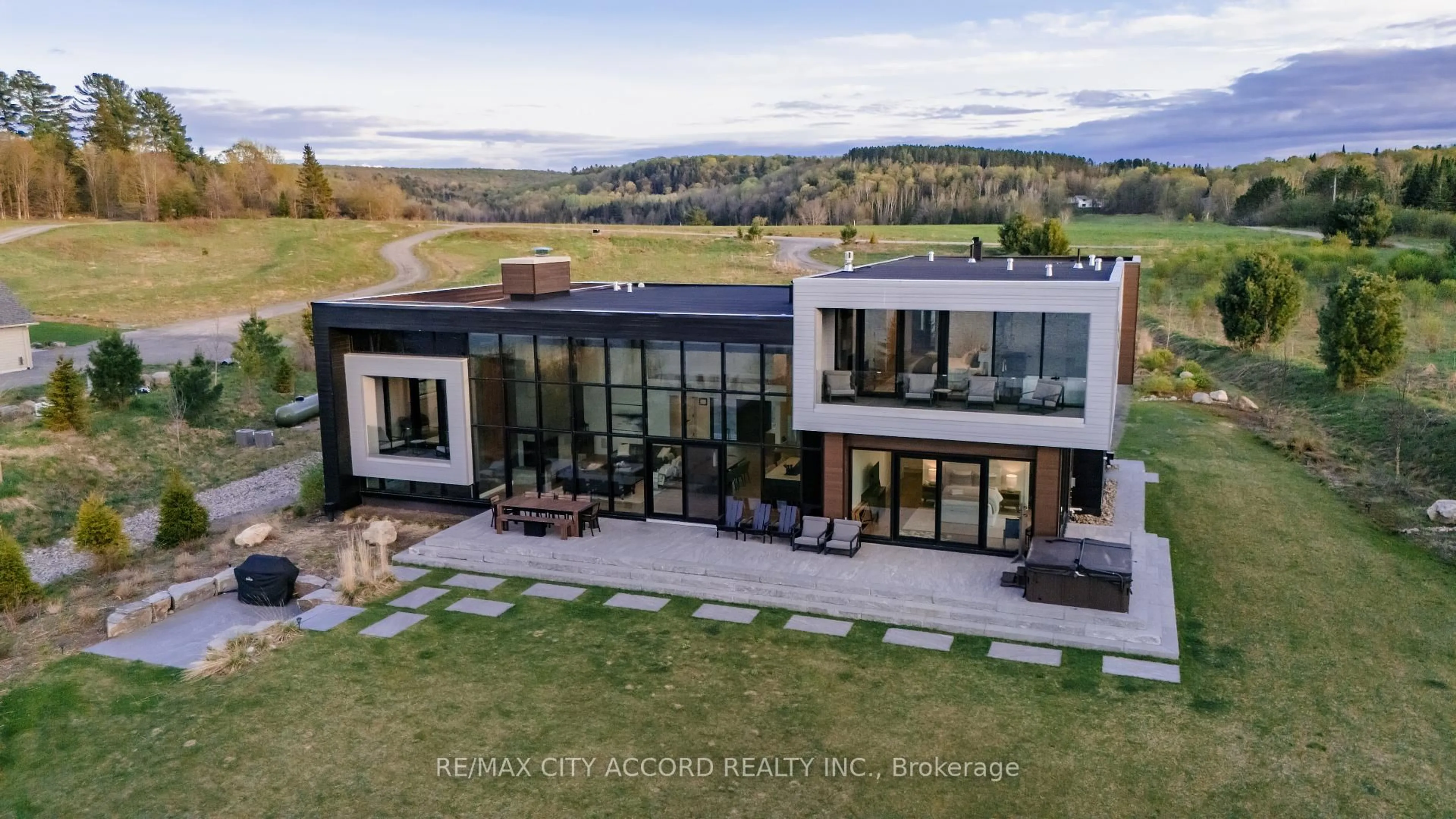 A pic from outside/outdoor area/front of a property/back of a property/a pic from drone, mountain view for 23 EUROPE Lane, Huntsville Ontario P1H 2J3
