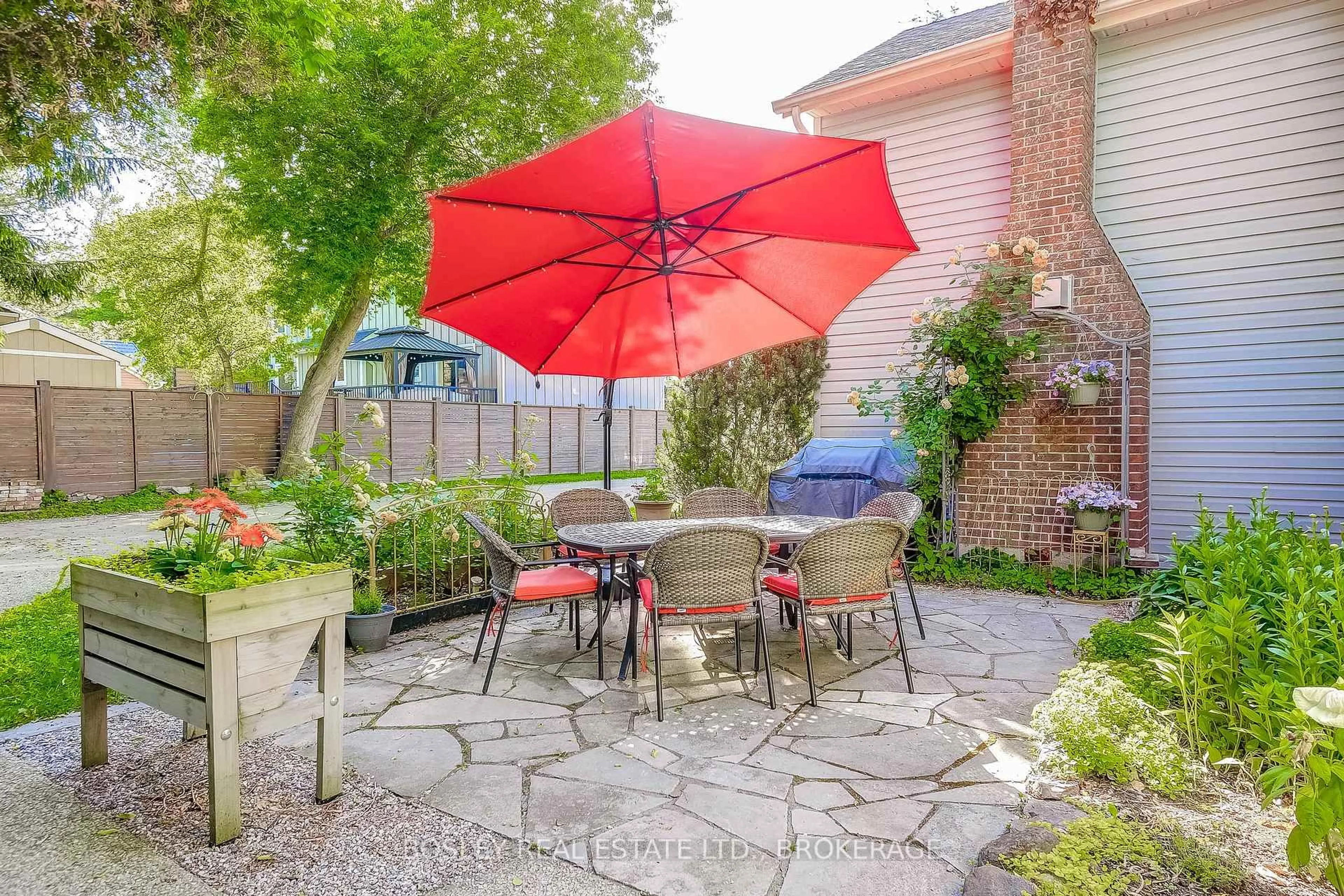 Patio, street for 670 King St, Niagara-on-the-Lake Ontario L0S 1J0