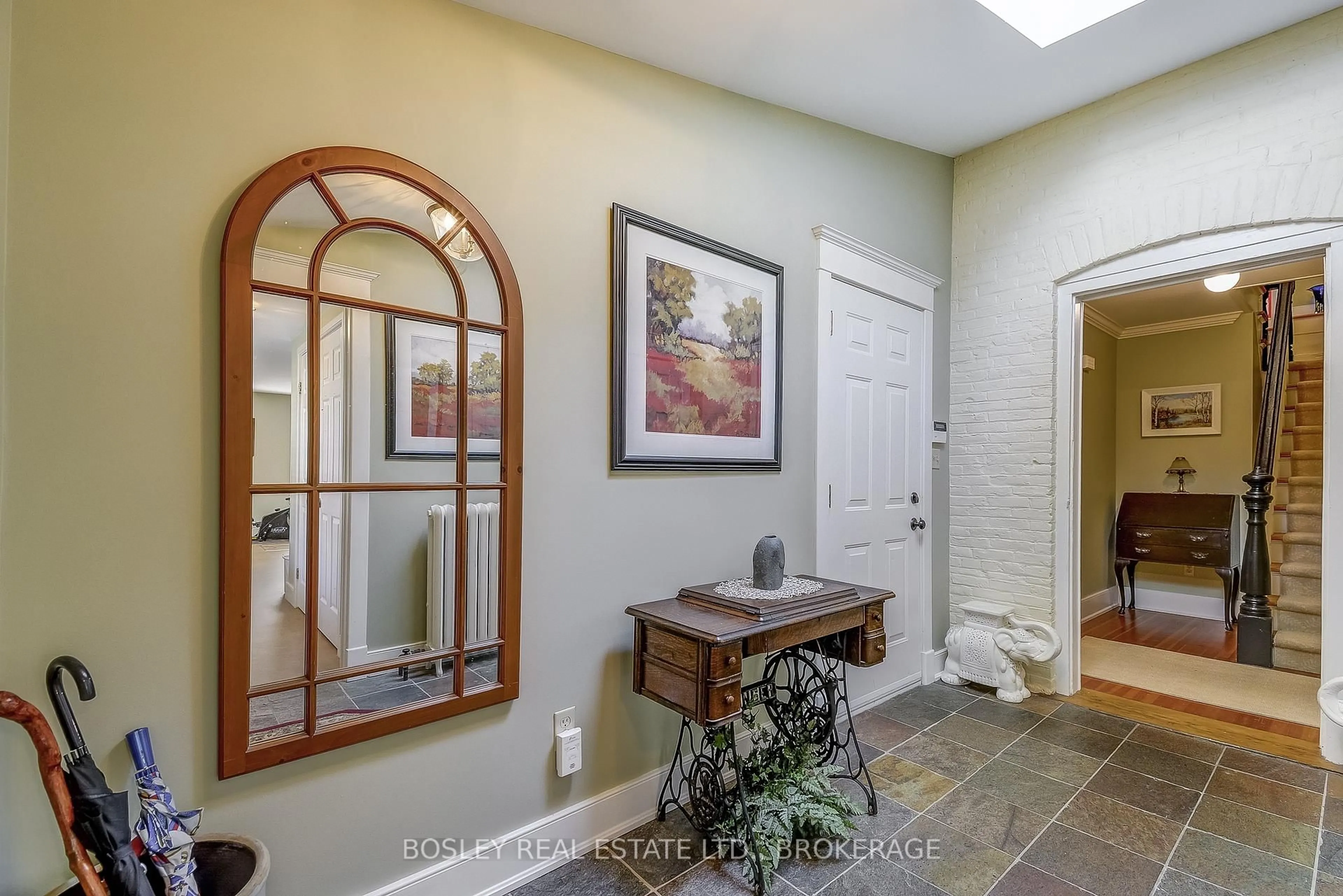Indoor entryway for 670 King St, Niagara-on-the-Lake Ontario L0S 1J0