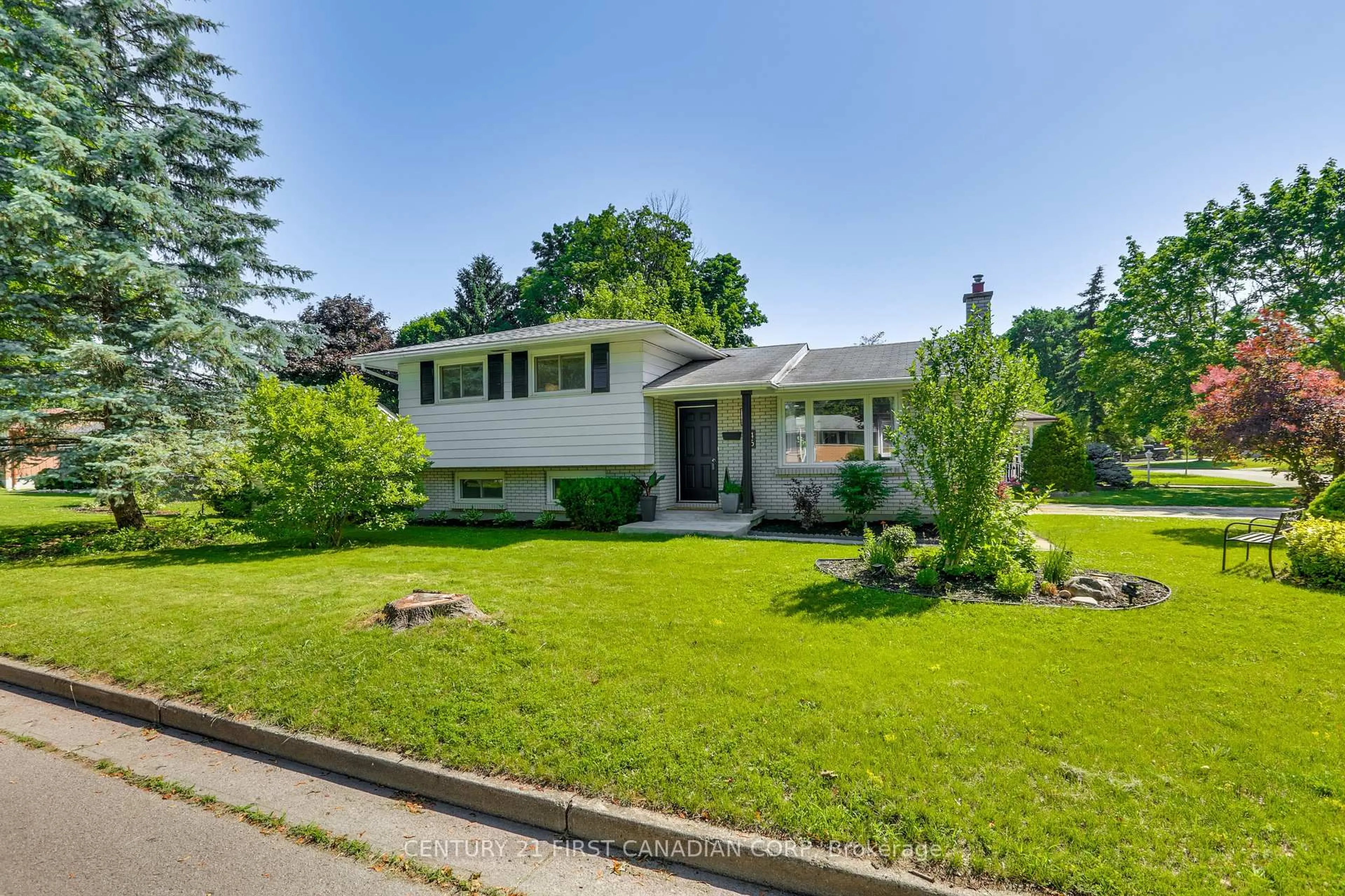 A pic from outside/outdoor area/front of a property/back of a property/a pic from drone, street for 46 Pawnee Cres, London East Ontario N5V 2T3