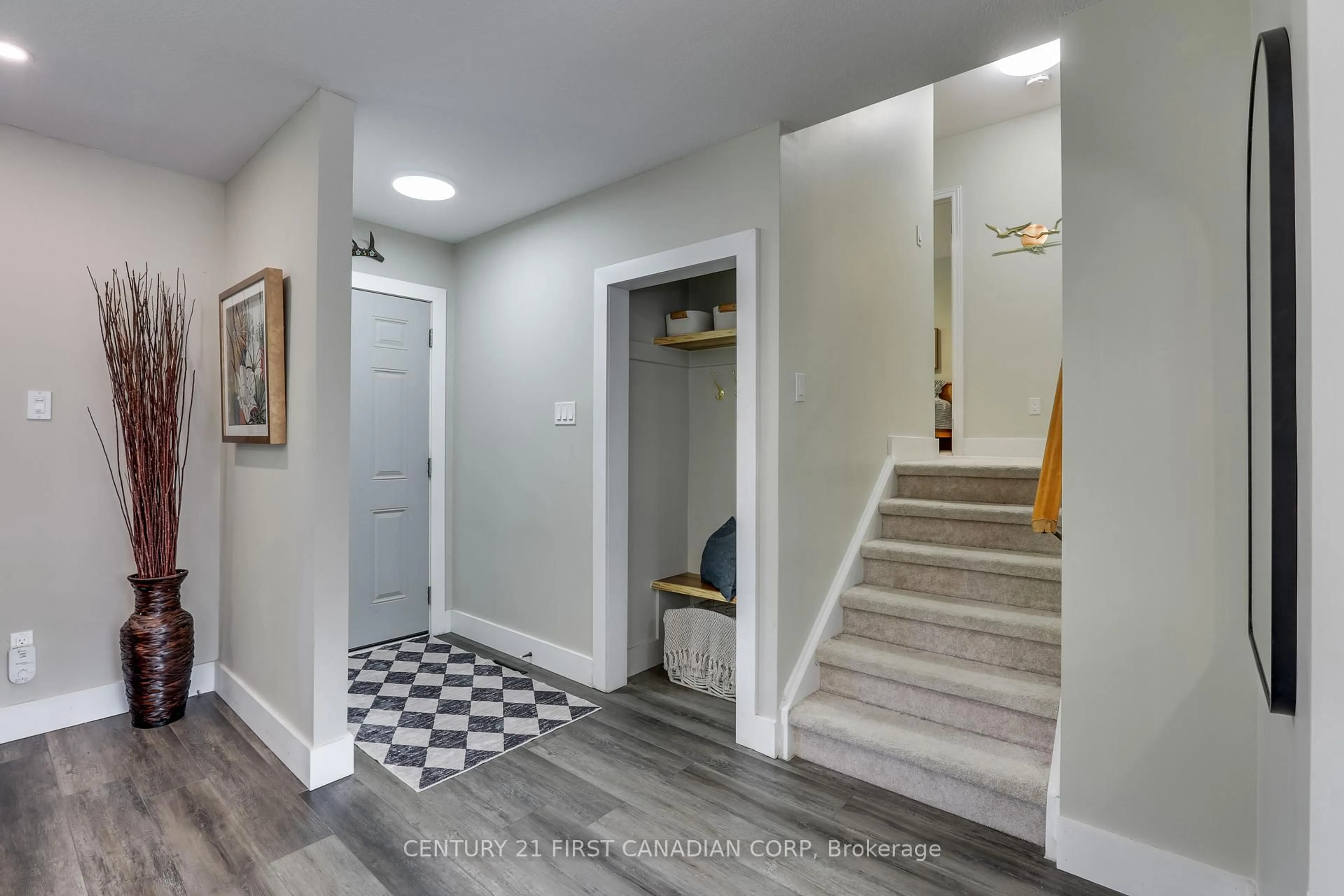 Indoor entryway for 46 Pawnee Cres, London East Ontario N5V 2T3