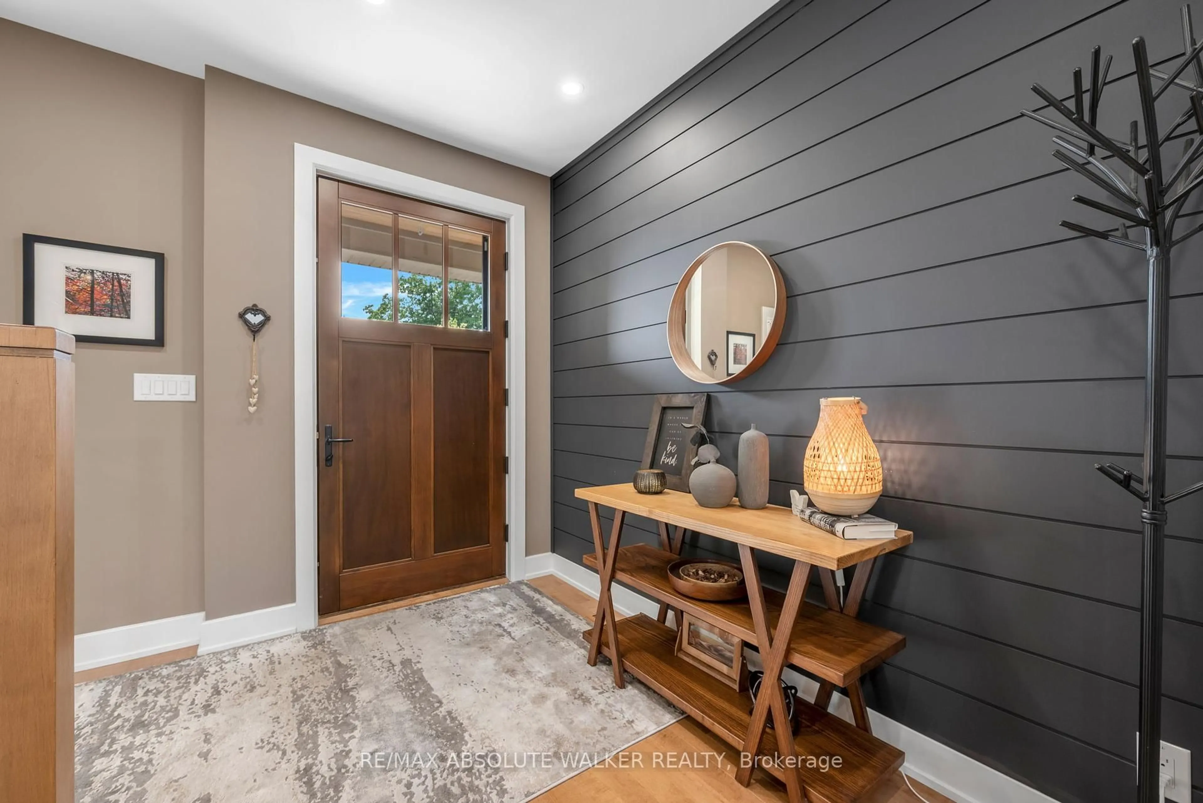 Indoor entryway for 5 Melva Ave, Ottawa Ontario K1T 3W9