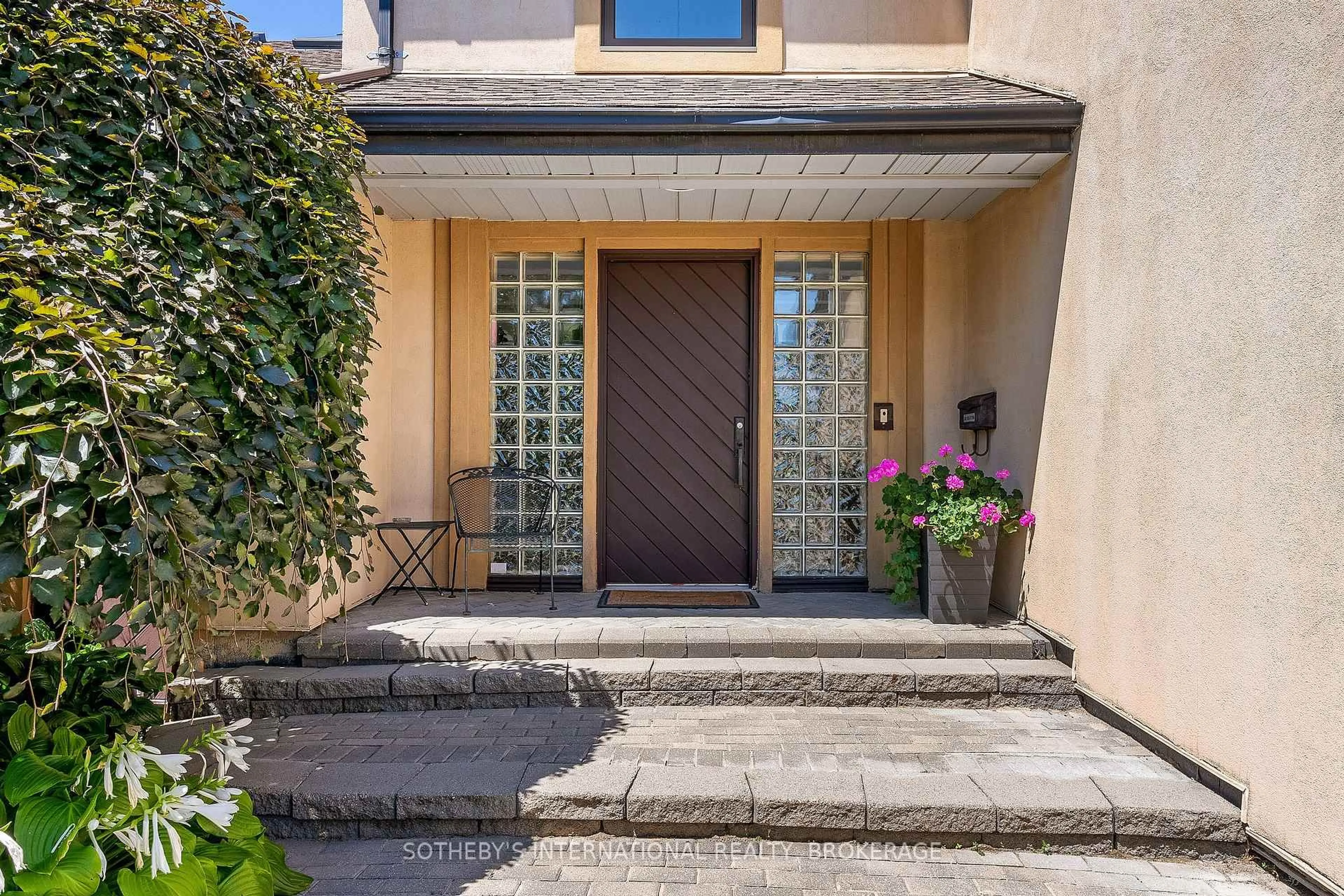 Indoor entryway for 3535 Cardinal Dr, Niagara Falls Ontario L2H 2Y1