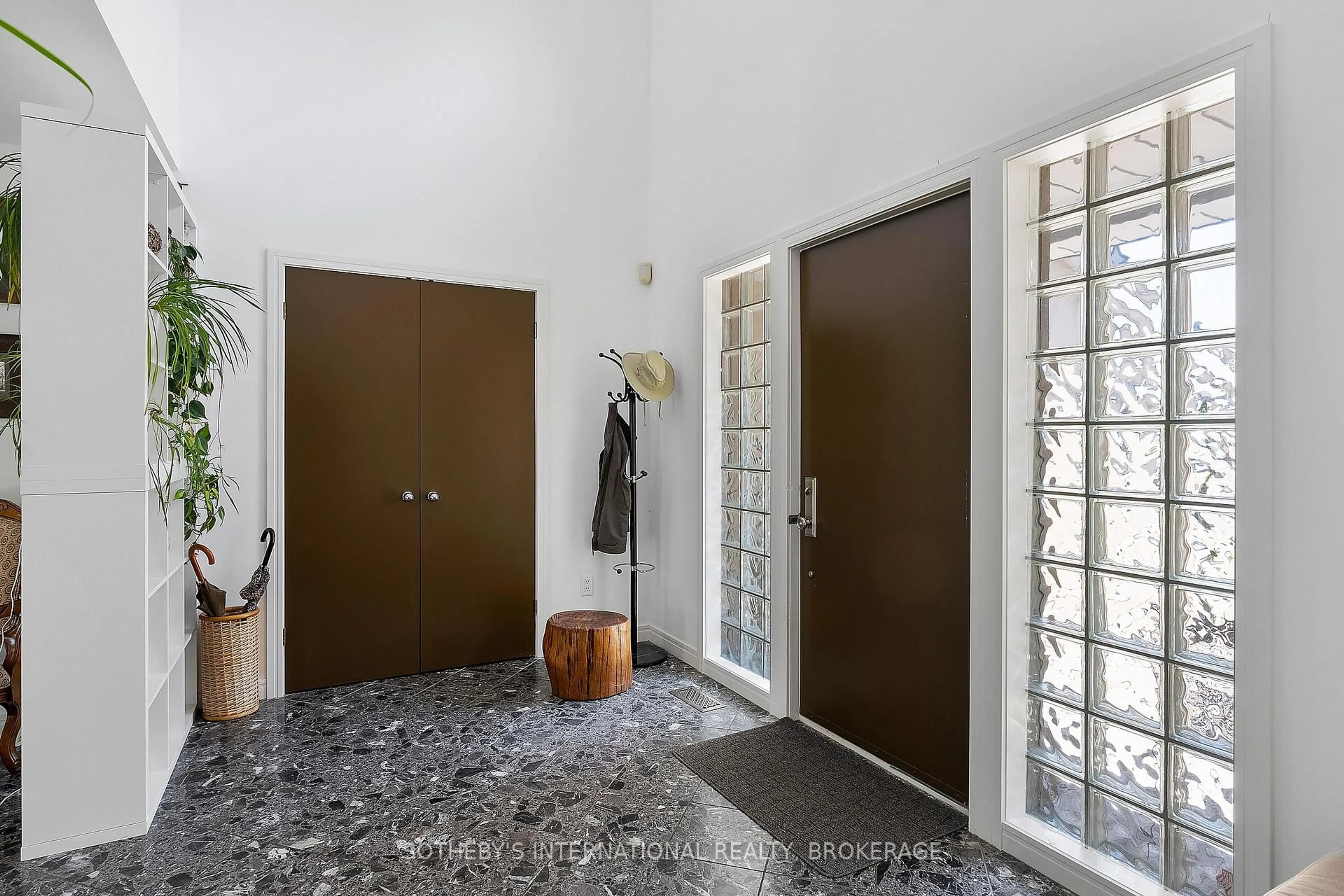 Indoor entryway for 3535 Cardinal Dr, Niagara Falls Ontario L2H 2Y1