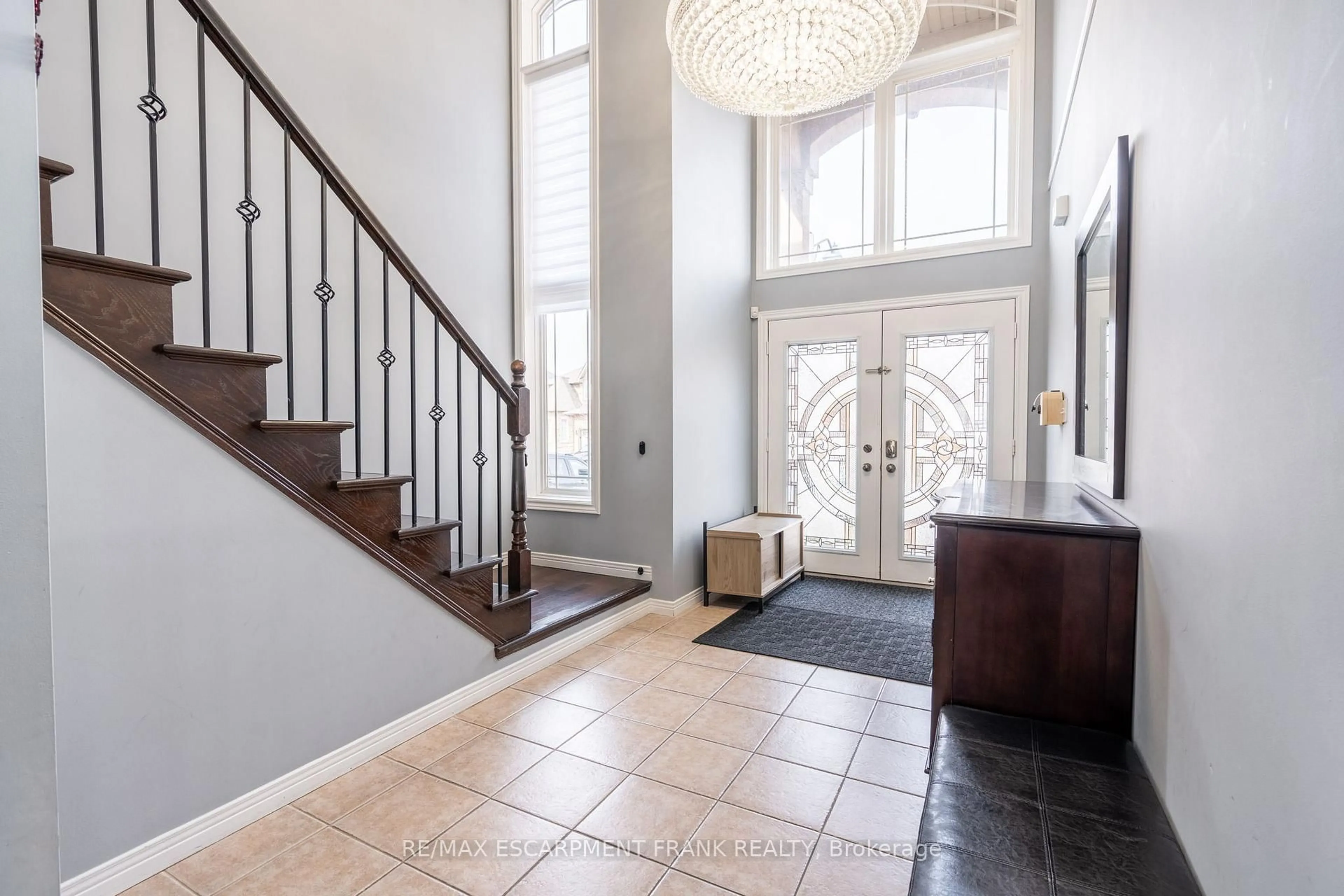 Indoor foyer for 36 Showcase Dr, Hamilton Ontario L0R 1P0