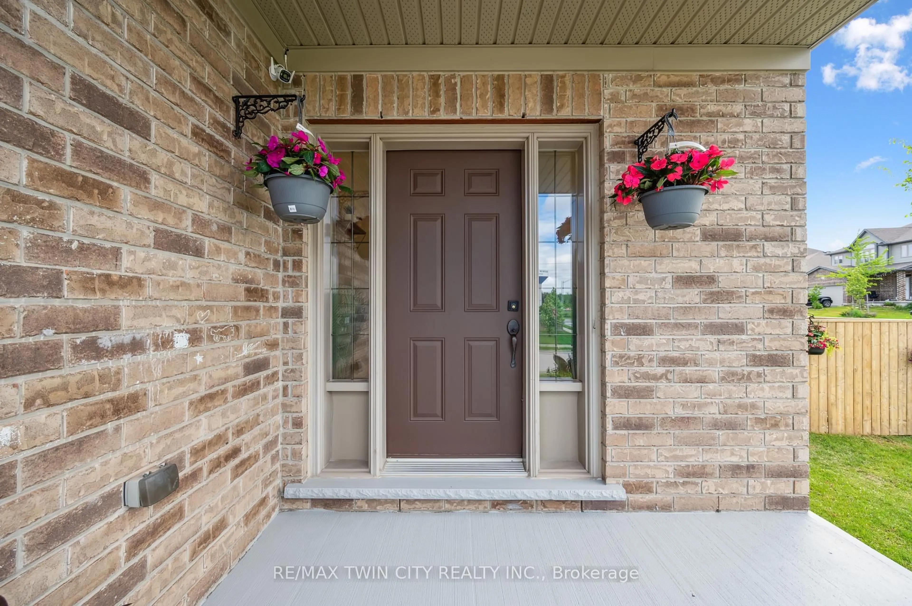 Indoor entryway for 450 Applegate Crt, Waterloo Ontario N2T 0A9