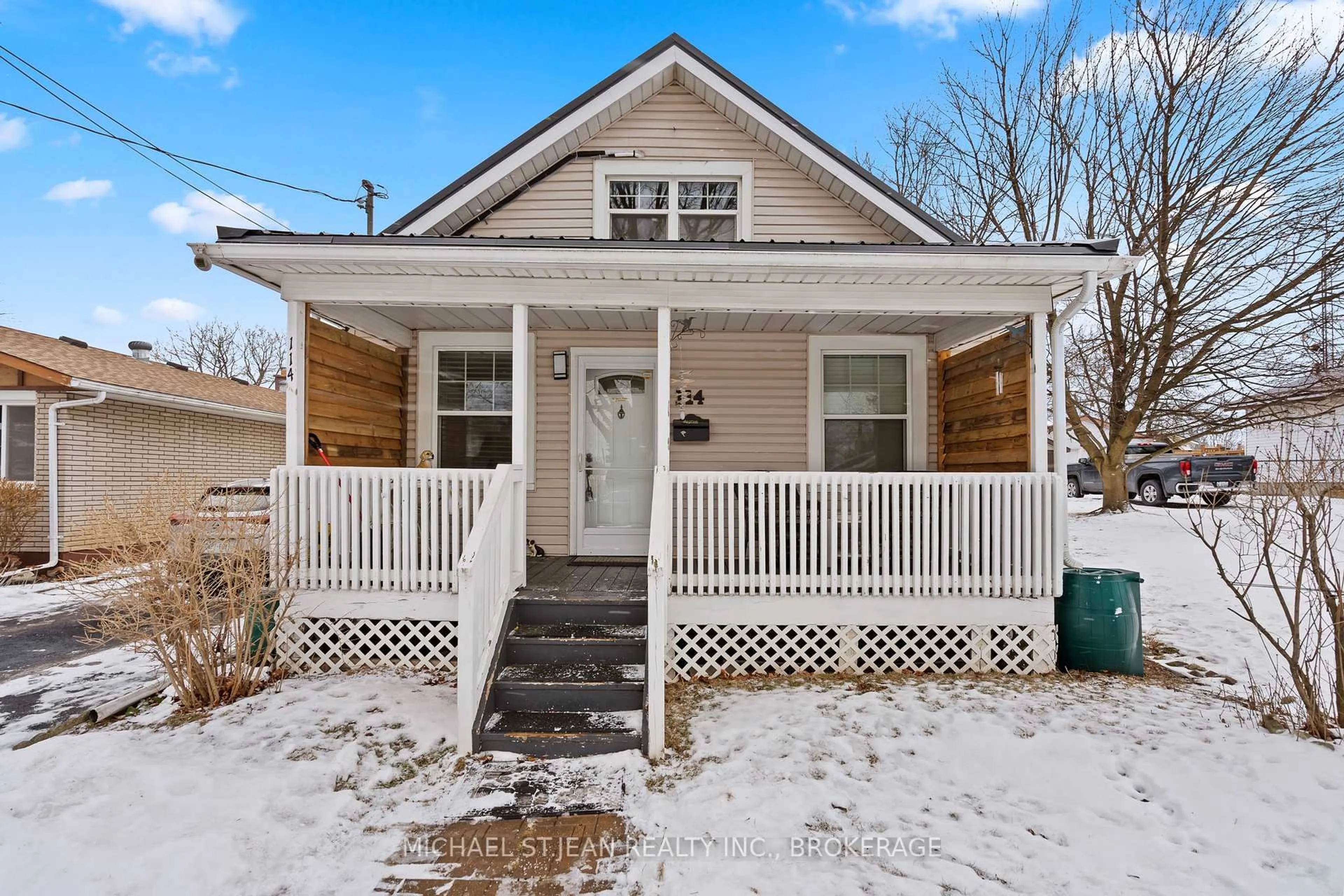 Home with vinyl exterior material, street for 114 Davis St, Thorold Ontario L2V 1E7