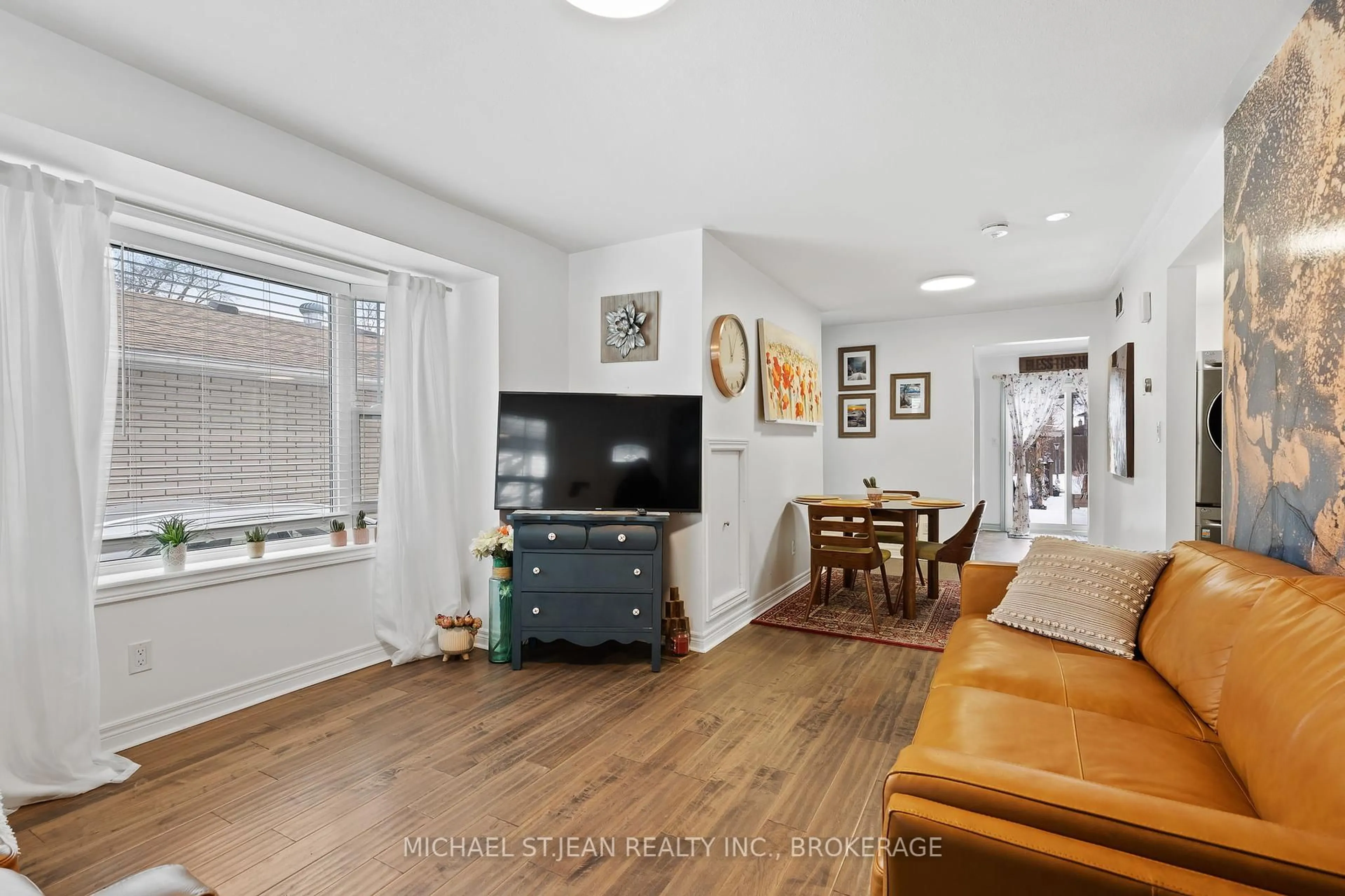 Living room with furniture, unknown for 114 Davis St, Thorold Ontario L2V 1E7
