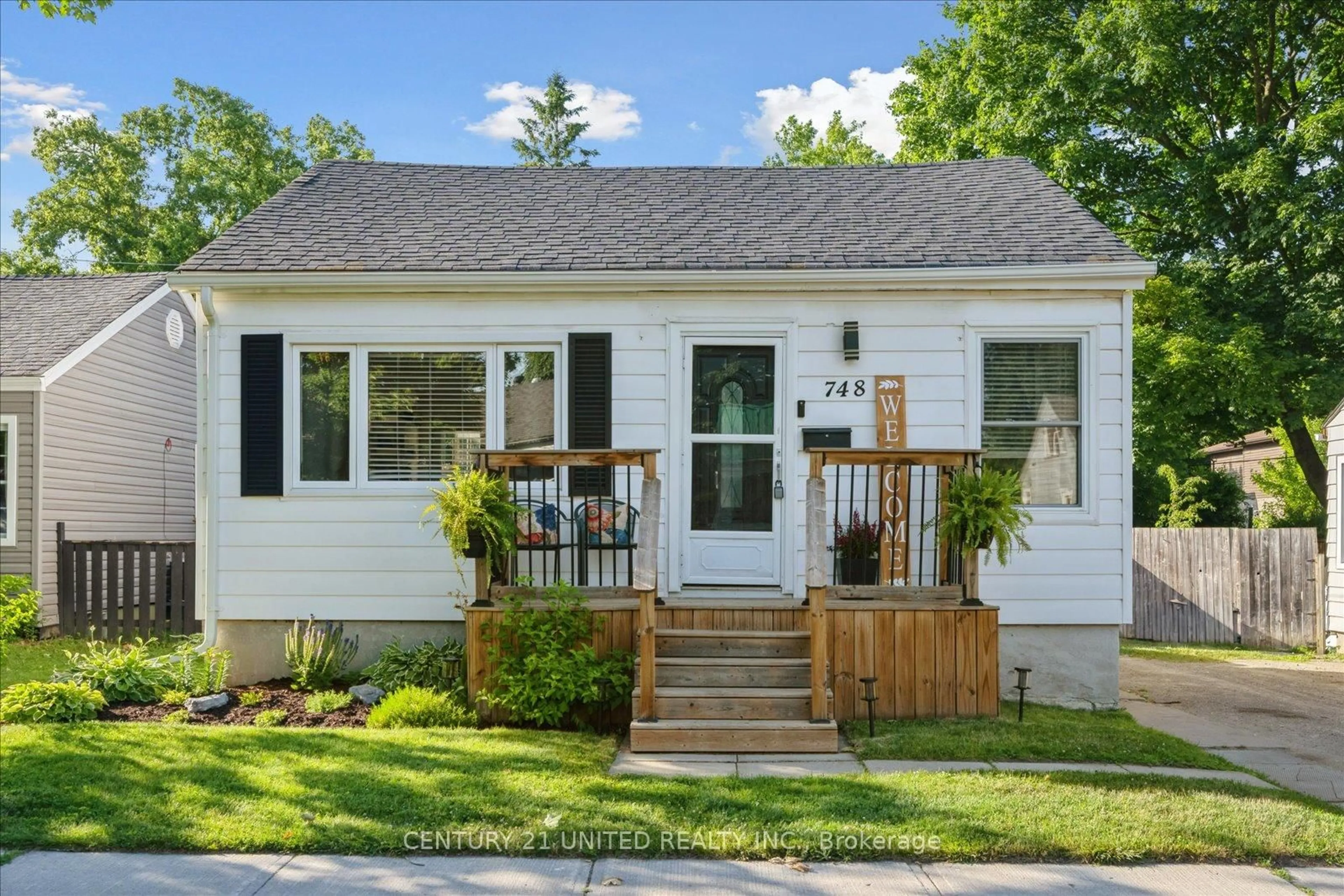 Home with vinyl exterior material, street for 748 Brown St, Peterborough Central Ontario K9J 4K8