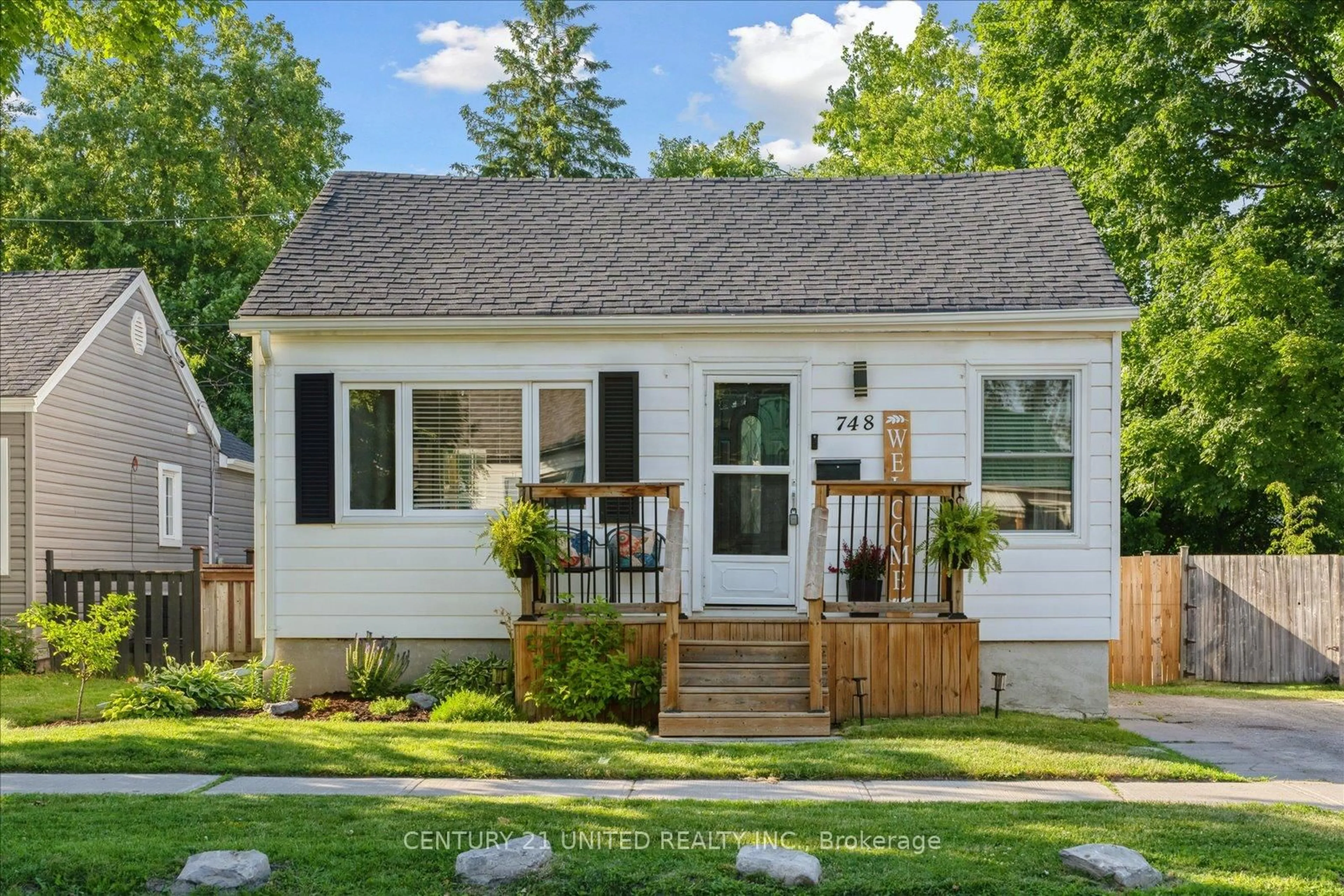 Home with vinyl exterior material, street for 748 Brown St, Peterborough Central Ontario K9J 4K8