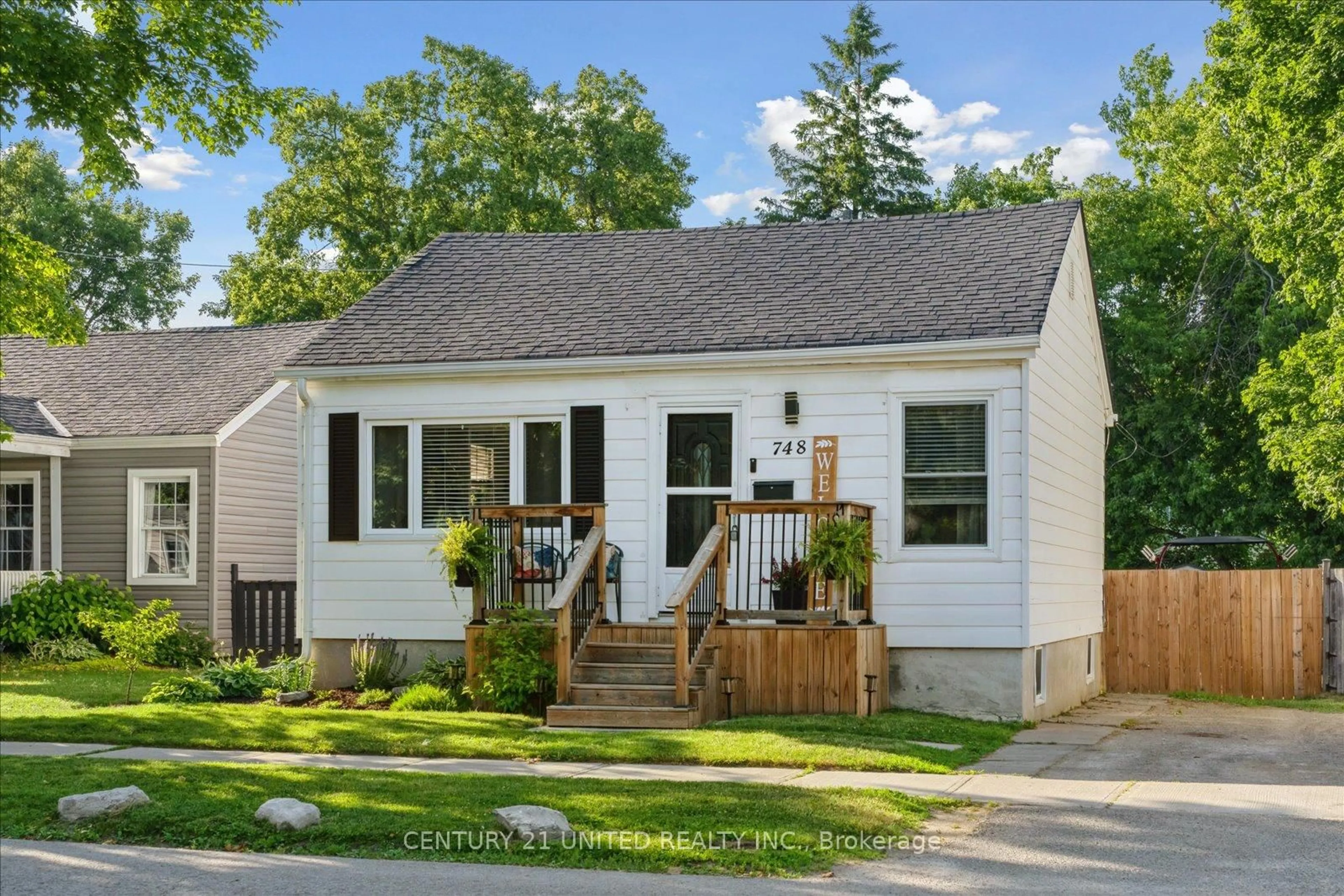 Home with vinyl exterior material, street for 748 Brown St, Peterborough Central Ontario K9J 4K8