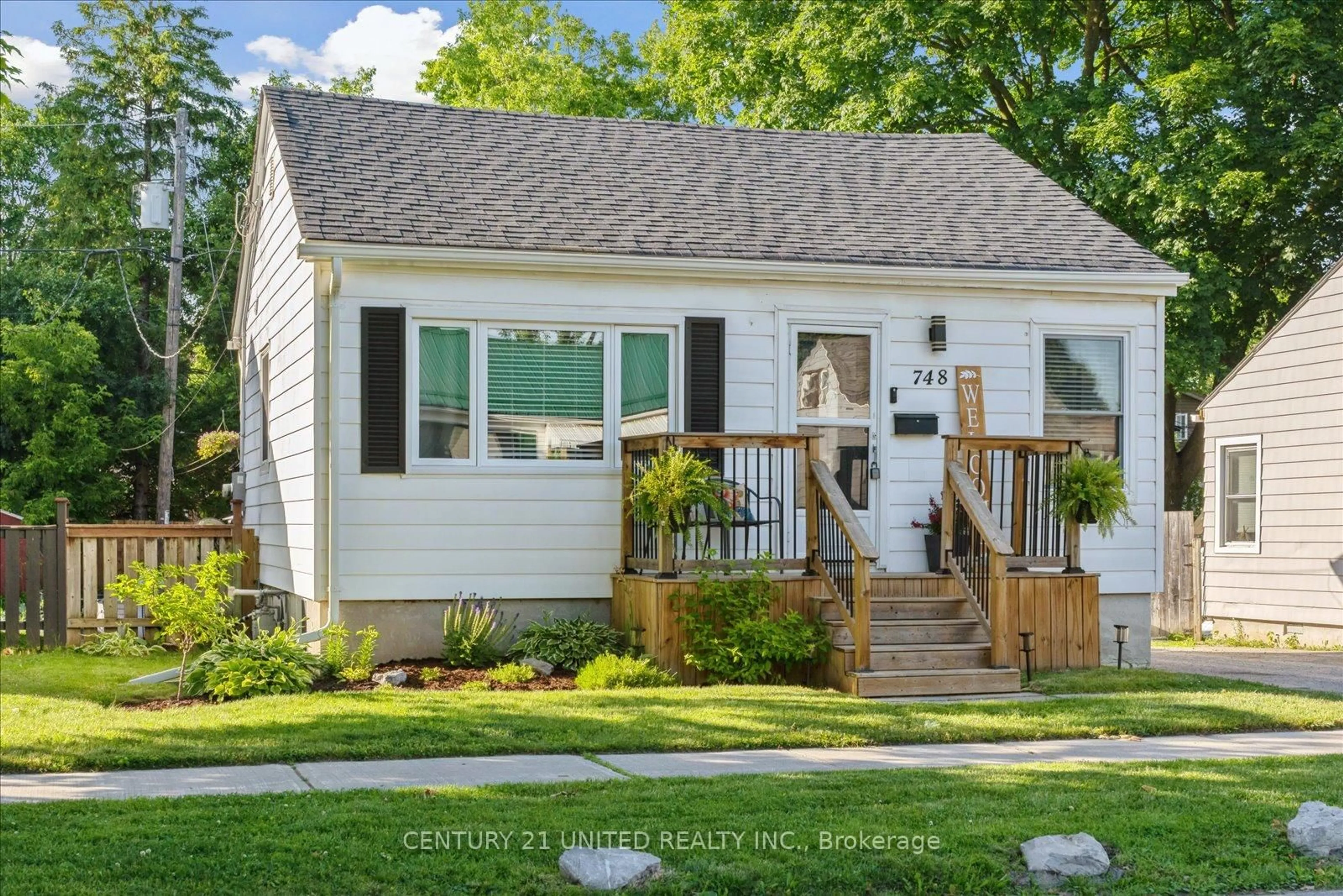 Home with vinyl exterior material, street for 748 Brown St, Peterborough Central Ontario K9J 4K8