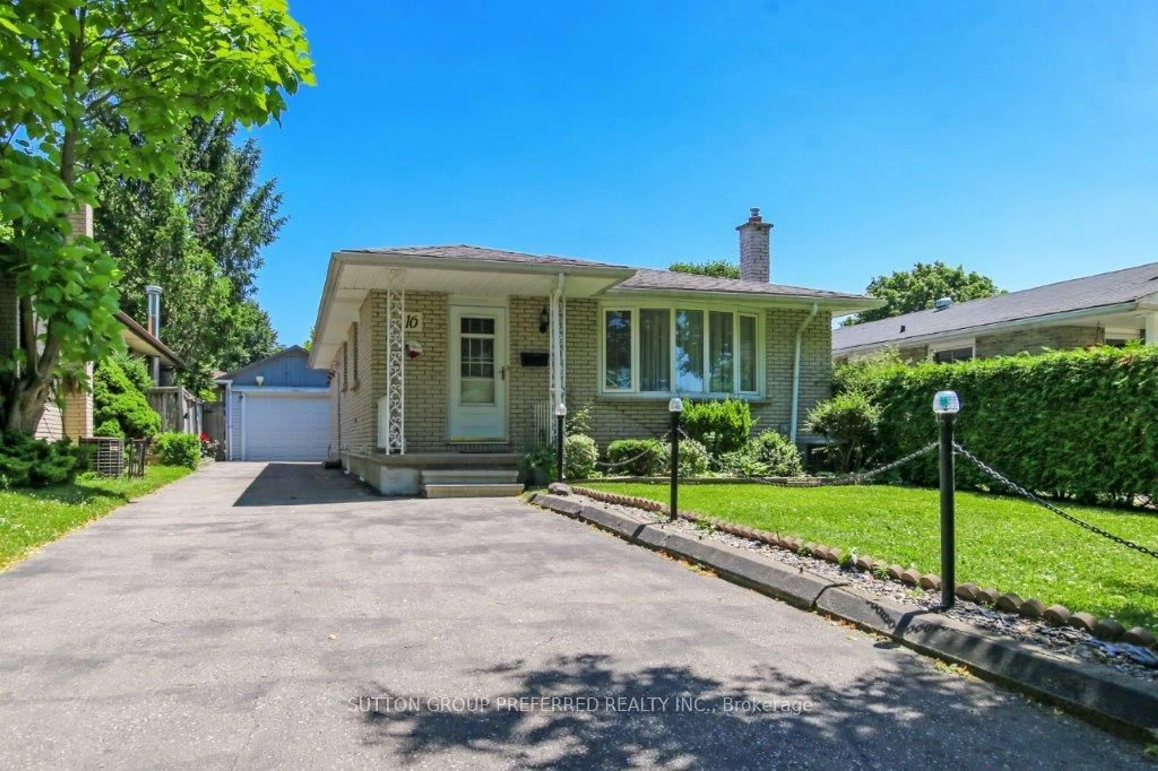 A pic from outside/outdoor area/front of a property/back of a property/a pic from drone, street for 16 Kintail Cres, London South Ontario N6E 1J5