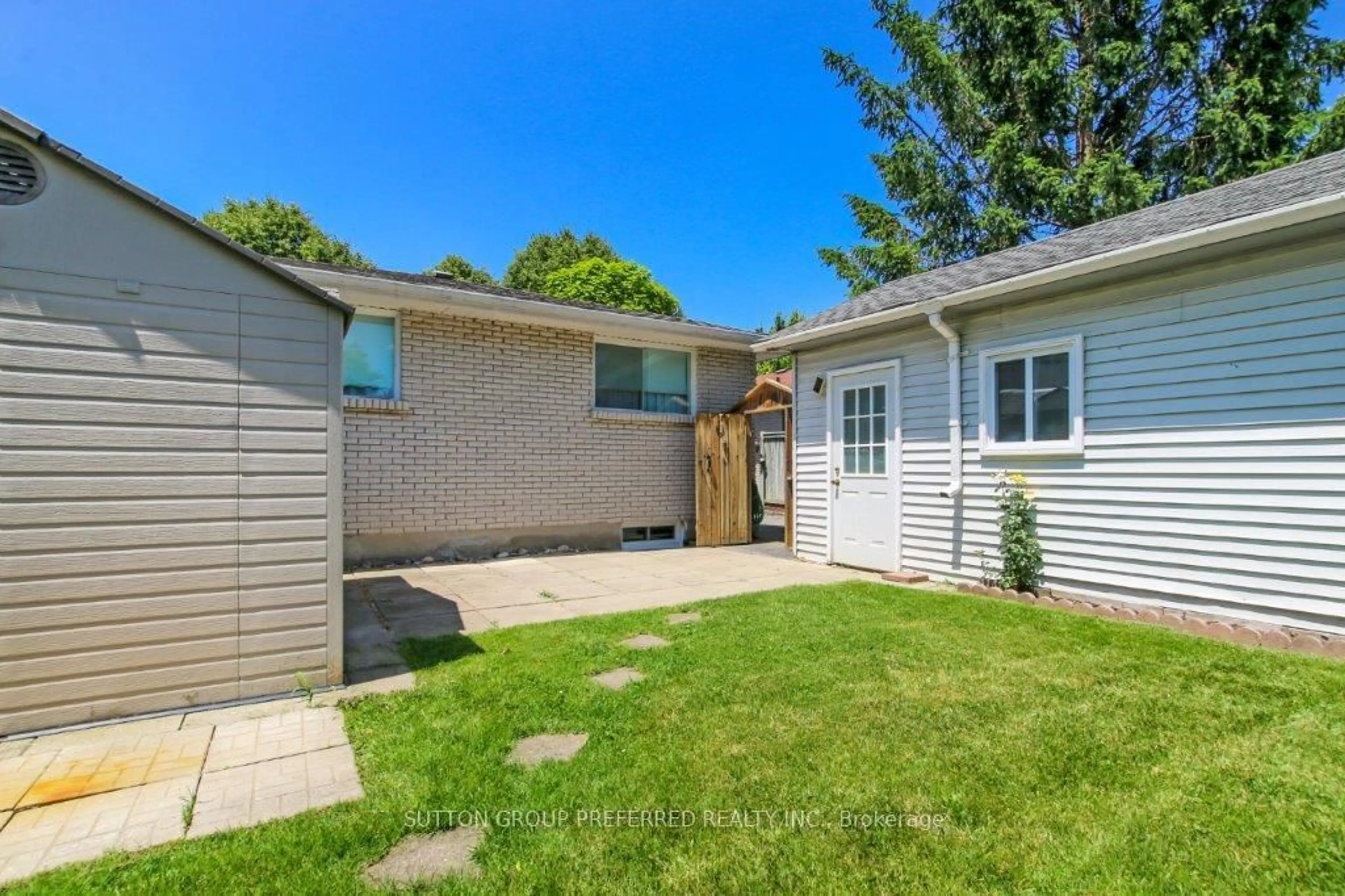 A pic from outside/outdoor area/front of a property/back of a property/a pic from drone, street for 16 Kintail Cres, London South Ontario N6E 1J5