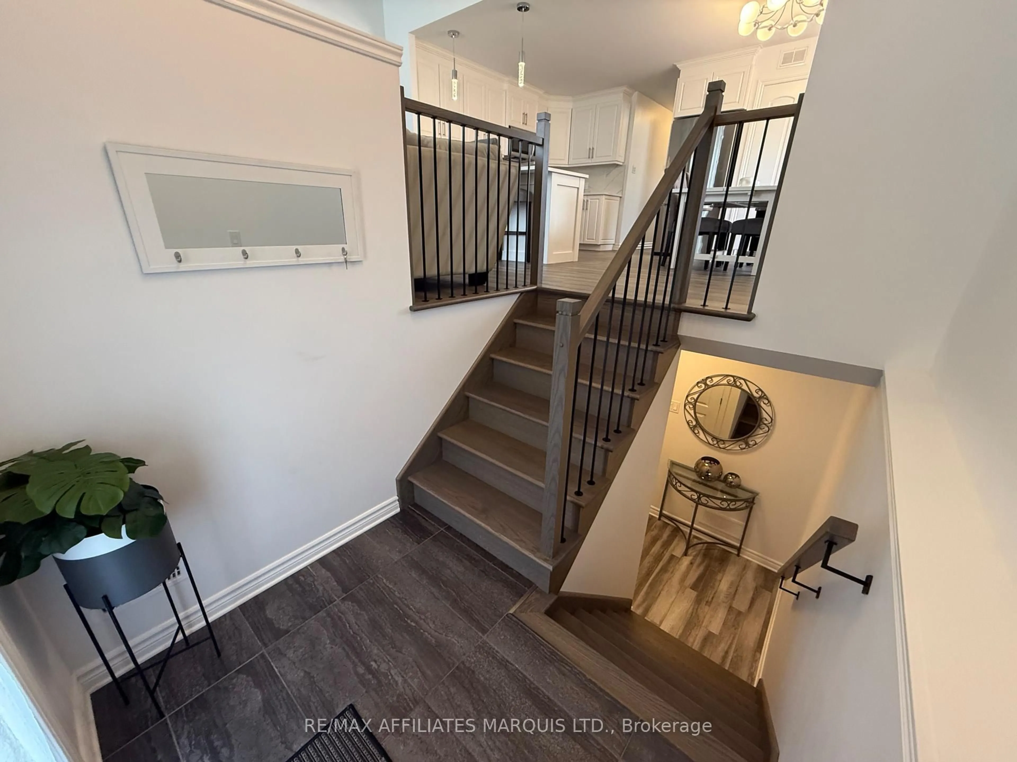 Indoor entryway for 2445 Watson Cres, Cornwall Ontario K6H 0H8