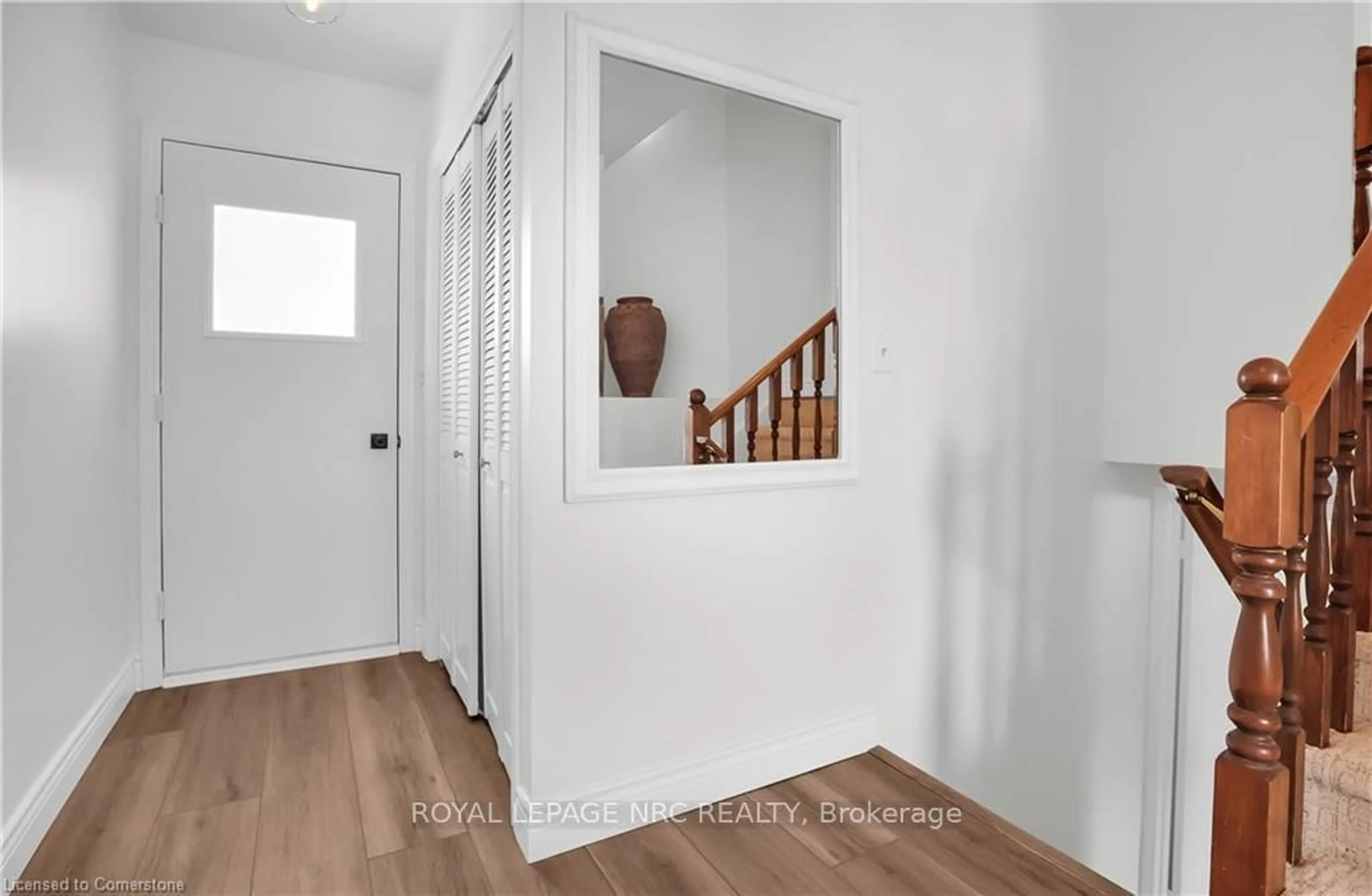 Indoor entryway for 4943 Homestead Dr, Lincoln Ontario L3J 0C7