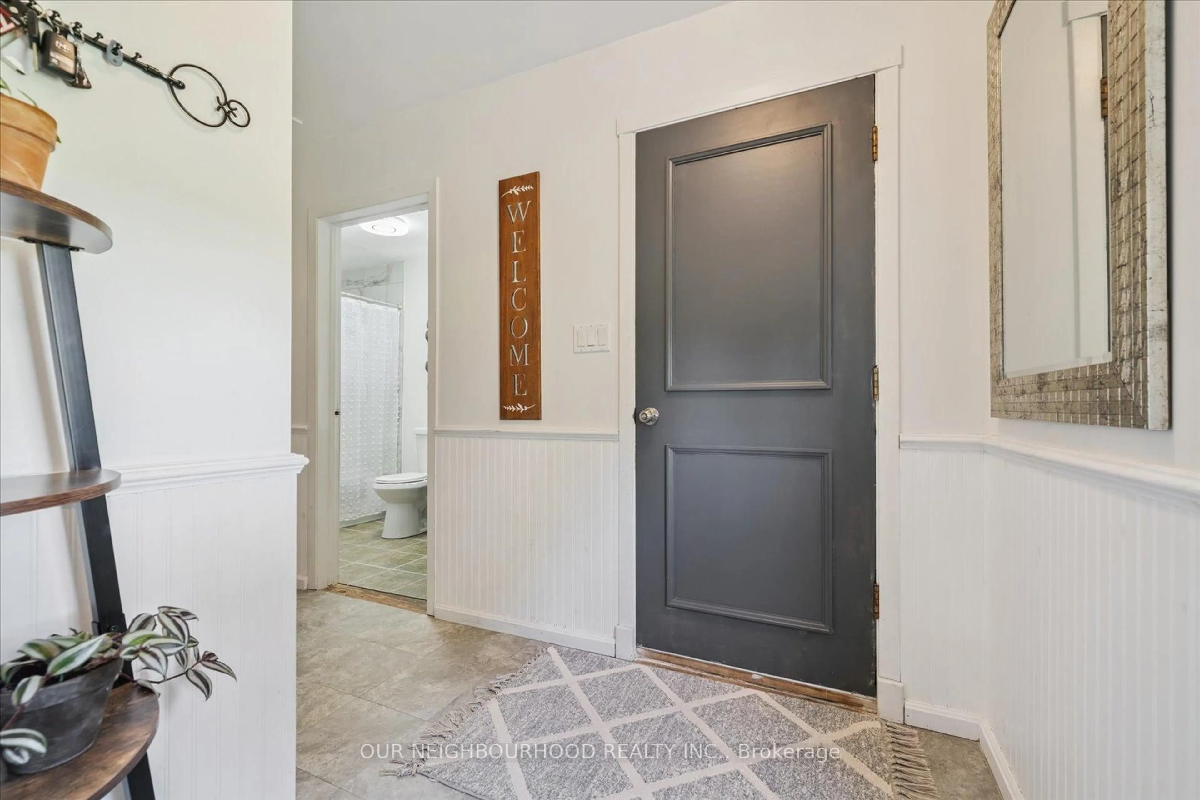 Indoor entryway for 309 Indian Tr, Asphodel-Norwood Ontario K0L 1Y0