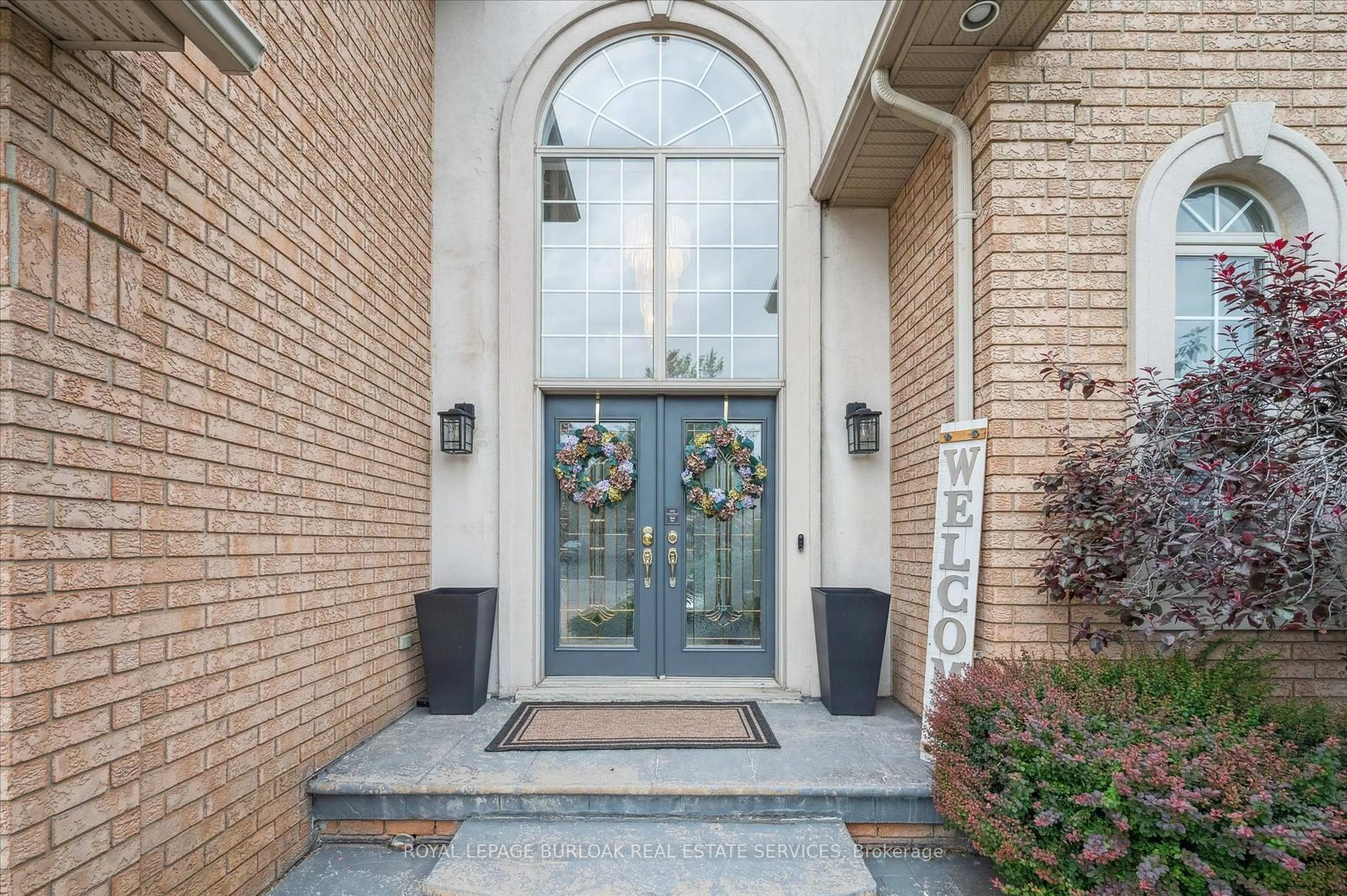 Indoor foyer for 38 Surrey Dr, Hamilton Ontario L9K 1L9