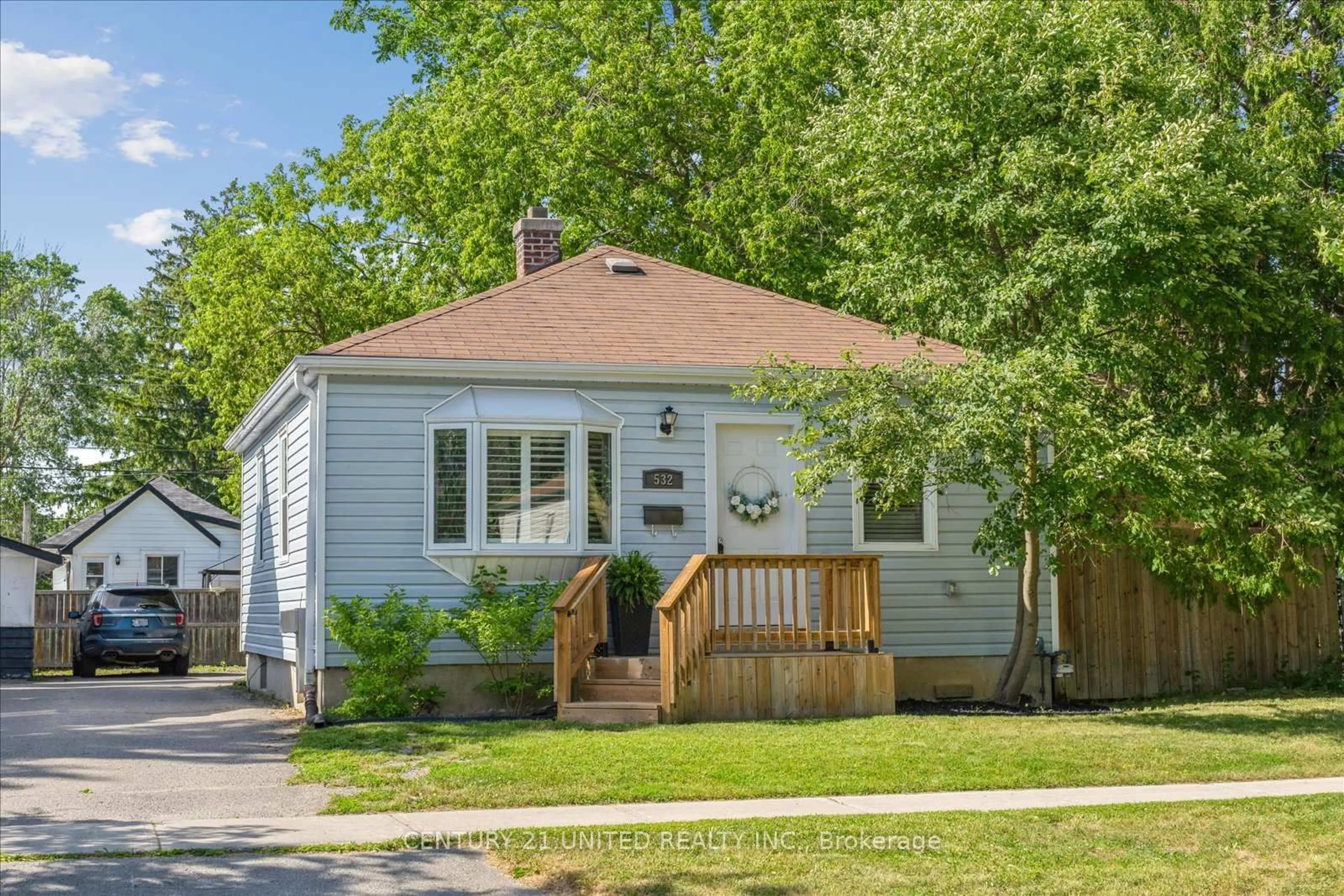 Home with vinyl exterior material, street for 532 Hamilton St, Peterborough South Ontario K9J 4C1