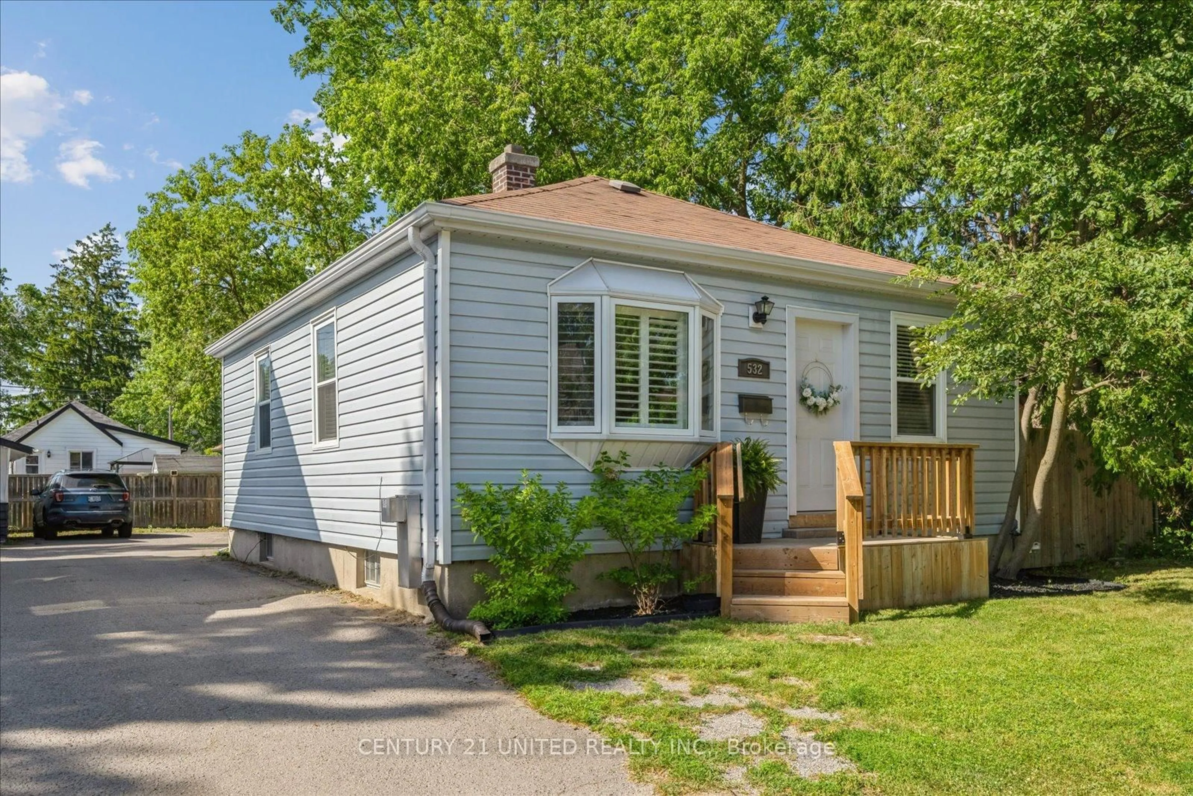 Home with vinyl exterior material, street for 532 Hamilton St, Peterborough South Ontario K9J 4C1
