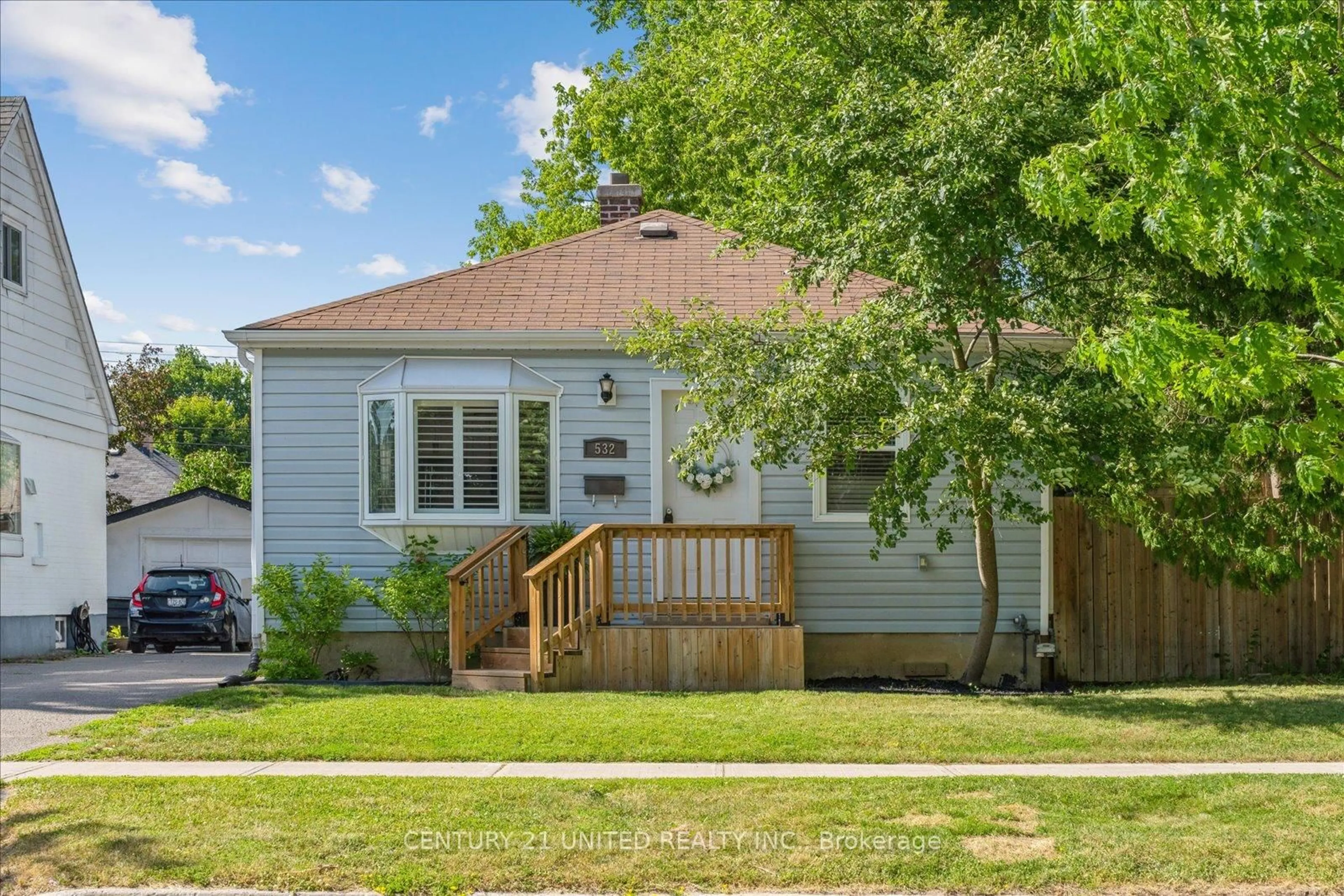 Home with vinyl exterior material, street for 532 Hamilton St, Peterborough South Ontario K9J 4C1