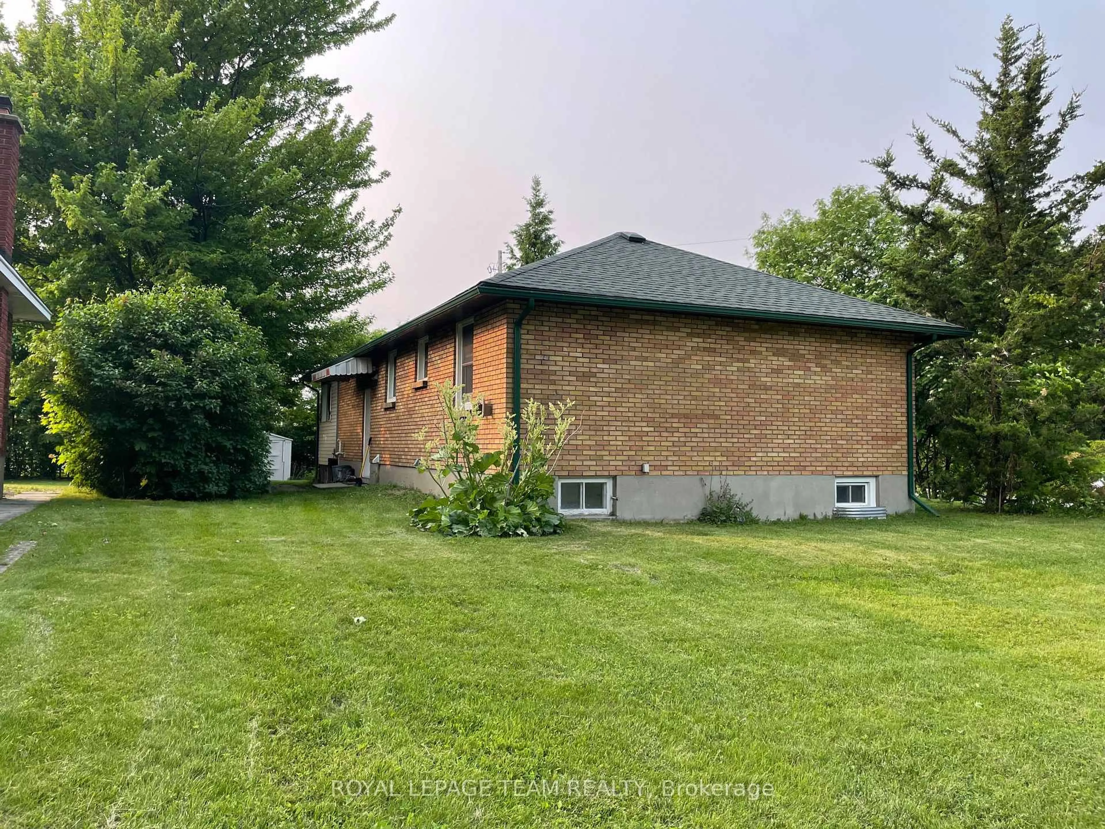 A pic from outside/outdoor area/front of a property/back of a property/a pic from drone, unknown for 16 BROOK Lane, Ottawa Ontario K2G 1R9