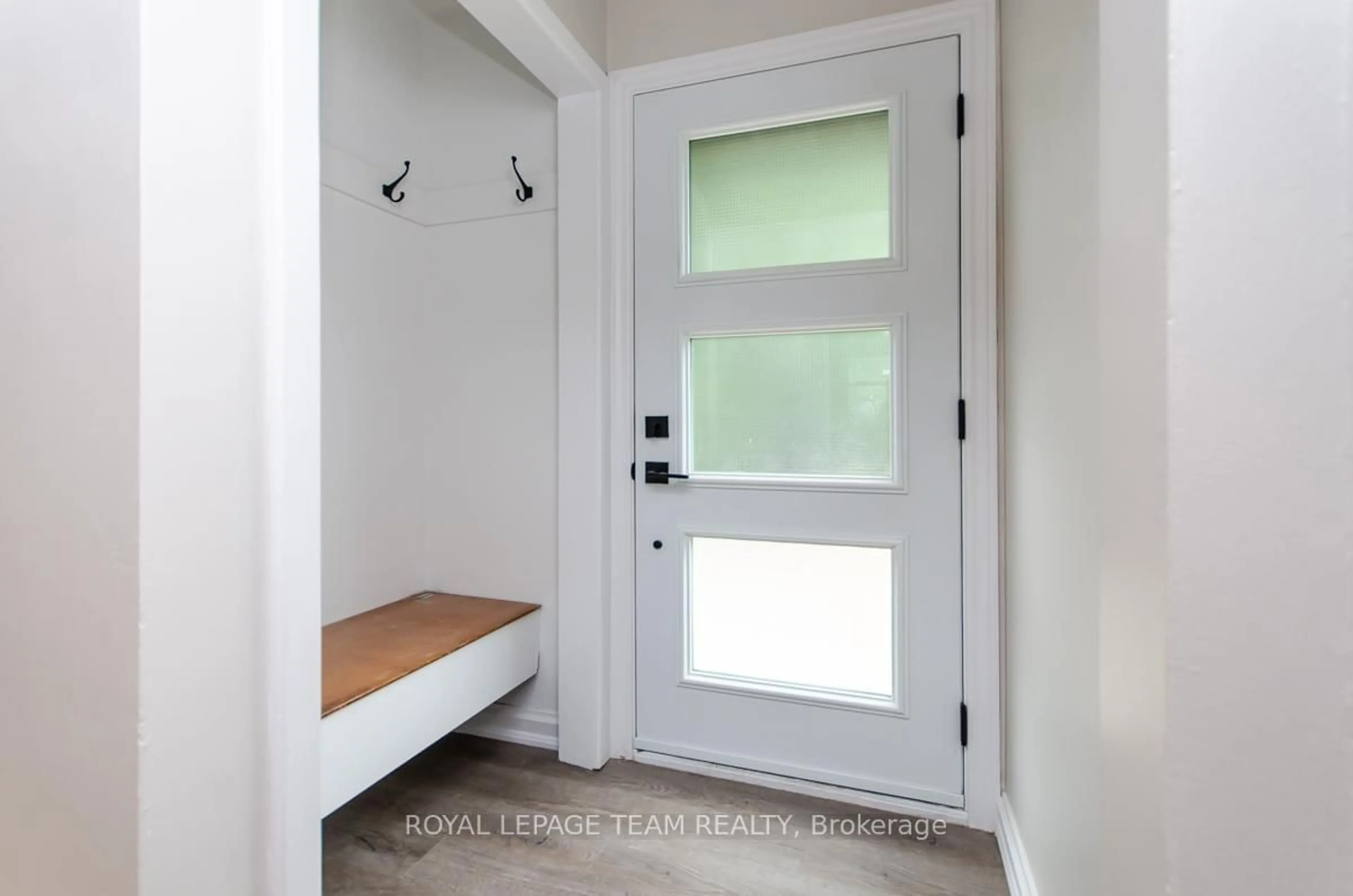 Indoor entryway for 16 BROOK Lane, Ottawa Ontario K2G 1R9