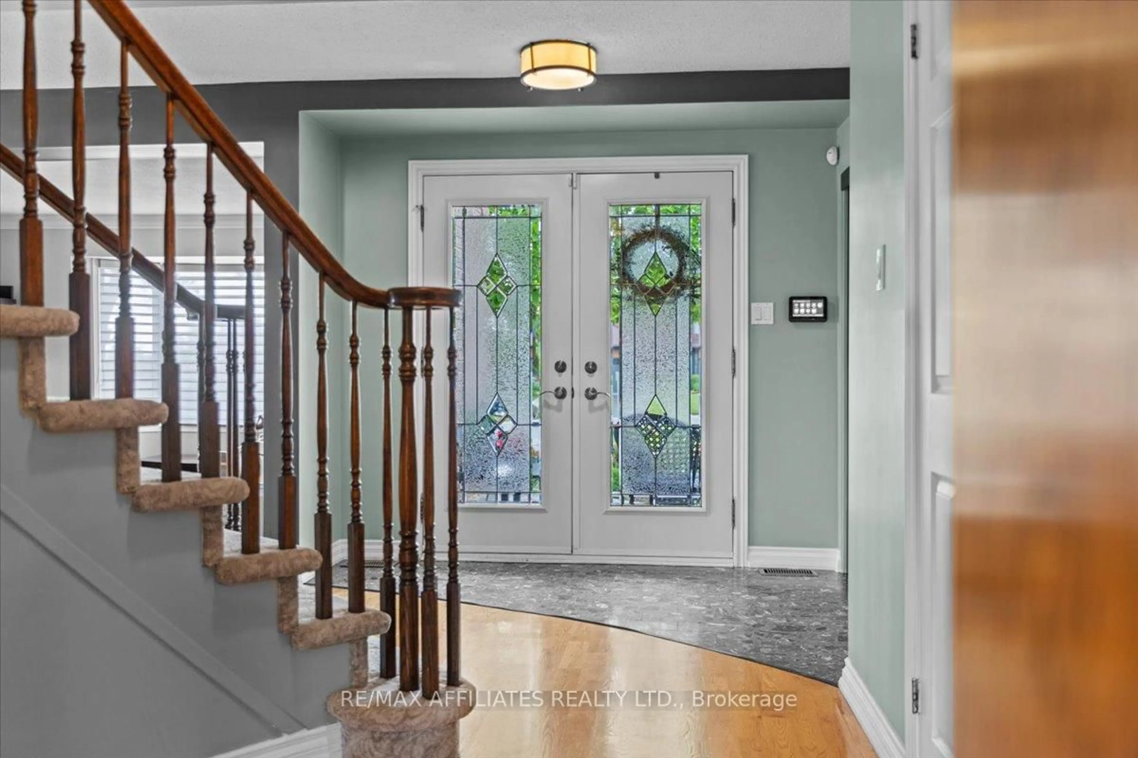 Indoor entryway for 800 Fairwinds Terr, Orleans Ontario K1C 2X6