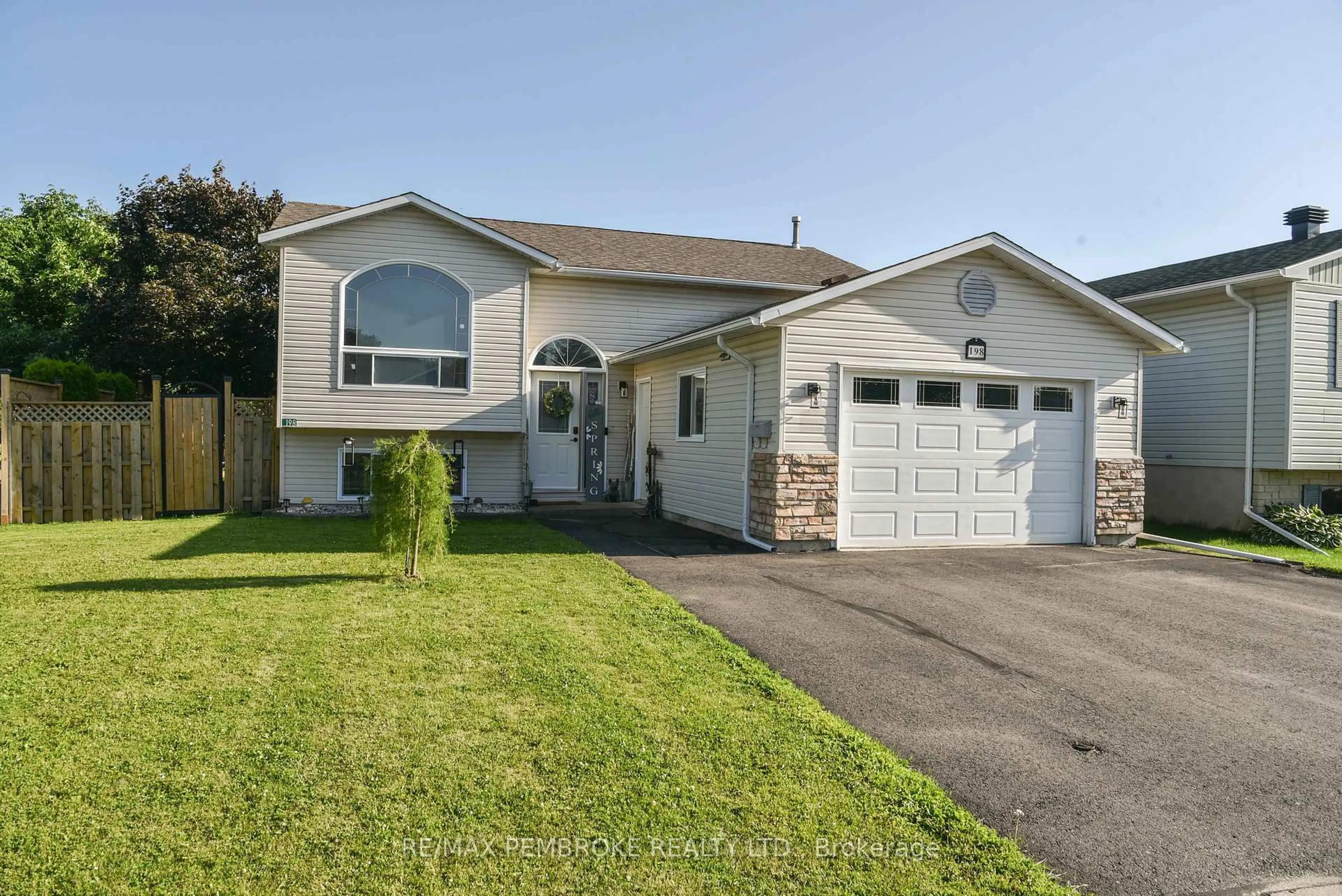 Home with vinyl exterior material, street for 198 Market St, Pembroke Ontario K8A 2H6
