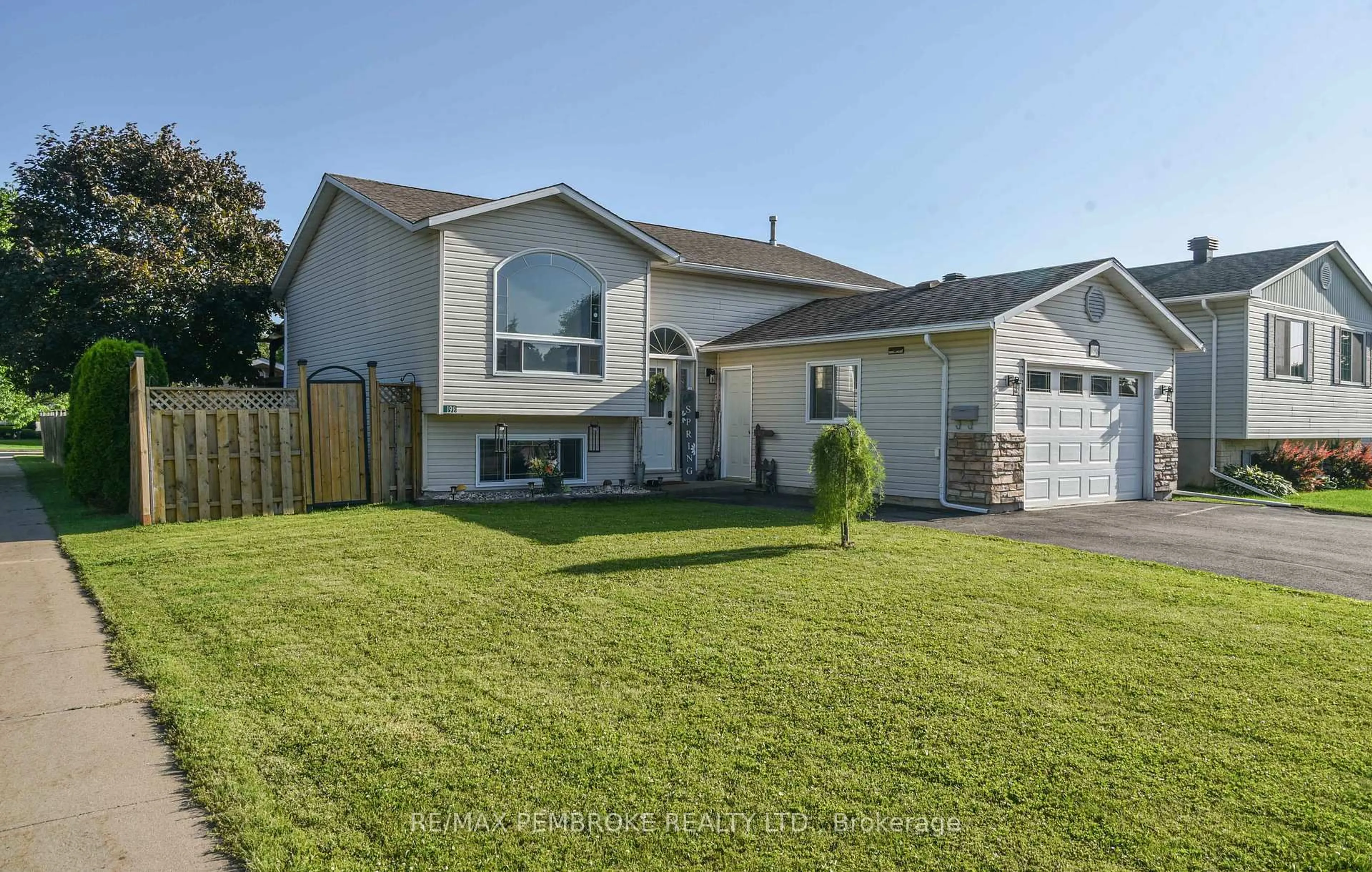 Home with vinyl exterior material, street for 198 Market St, Pembroke Ontario K8A 2H6