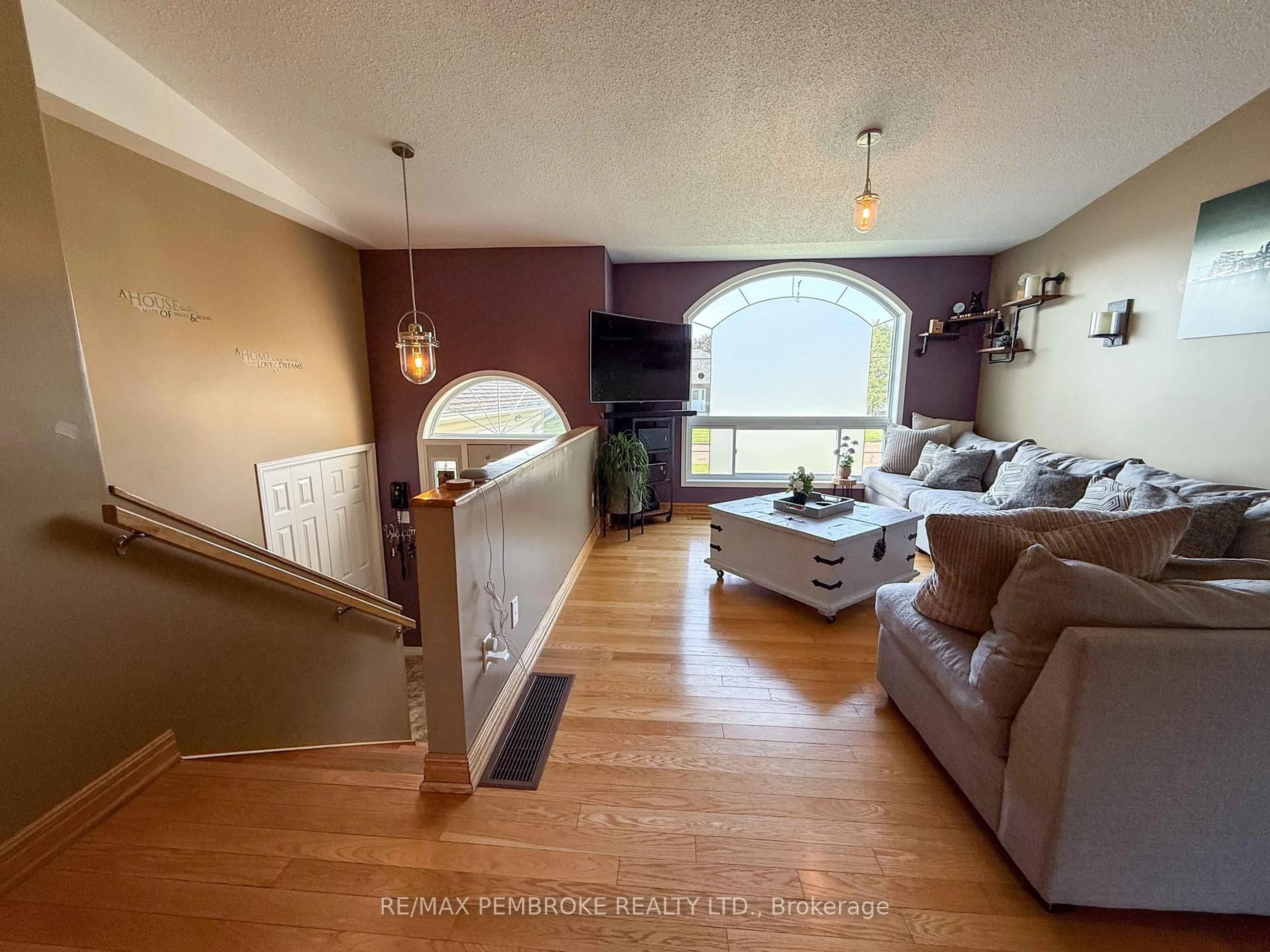 Living room with furniture, unknown for 198 Market St, Pembroke Ontario K8A 2H6
