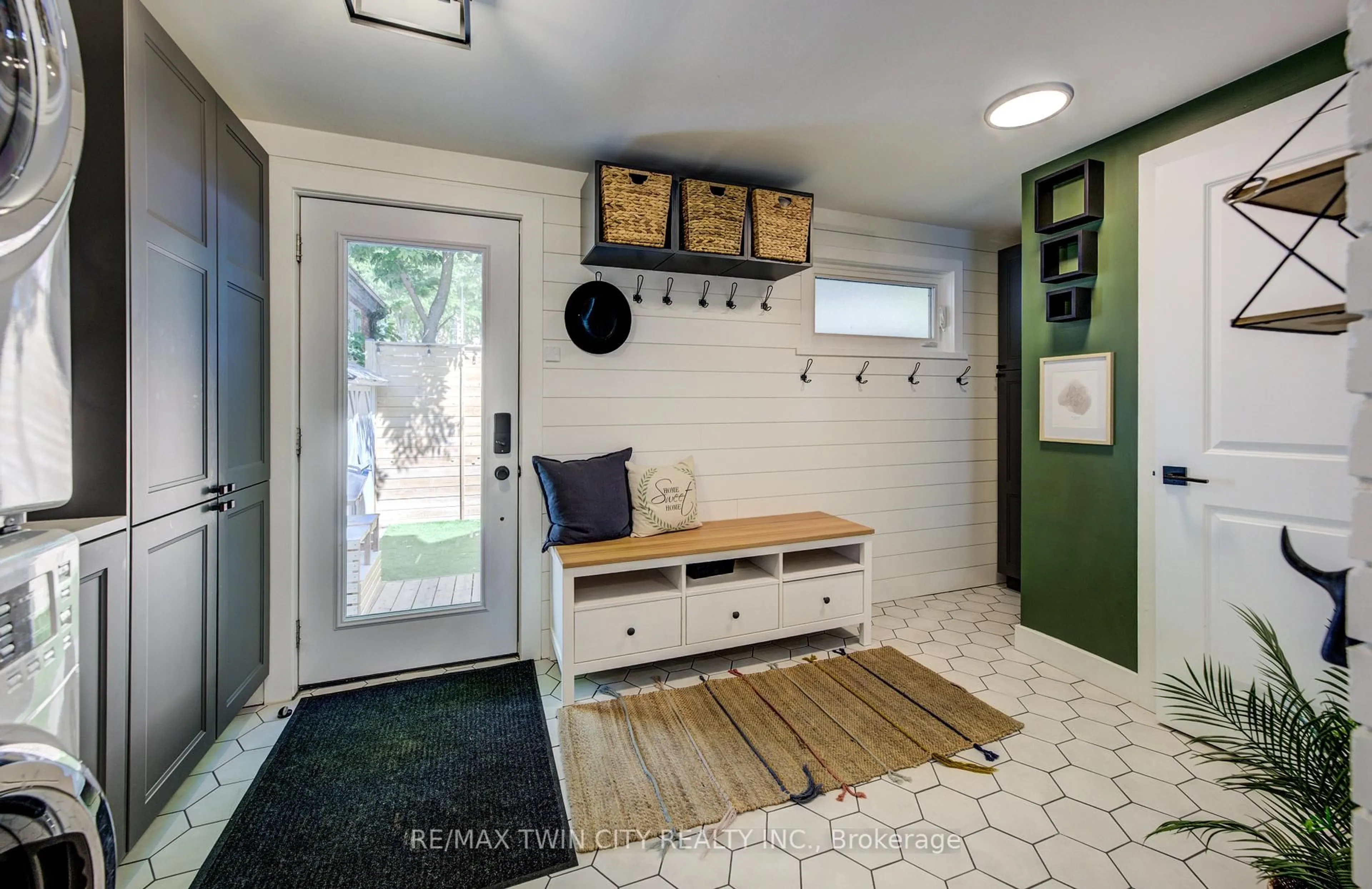 Indoor entryway for 220 Church St, Cambridge Ontario N3H 1V9
