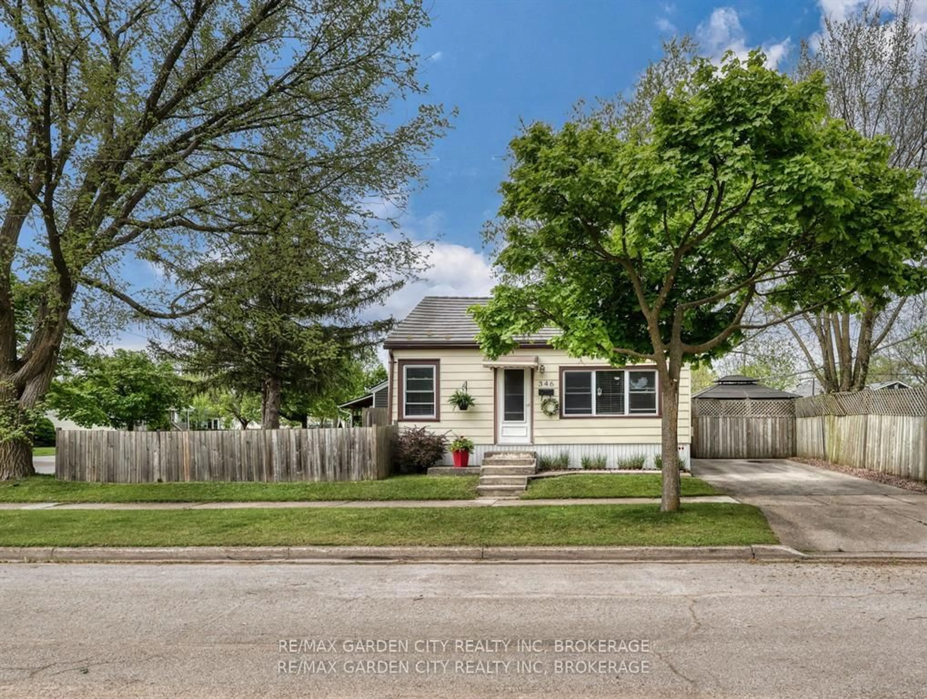 Home with vinyl exterior material, street for 346 FLEET St, Welland Ontario L3B 4X3