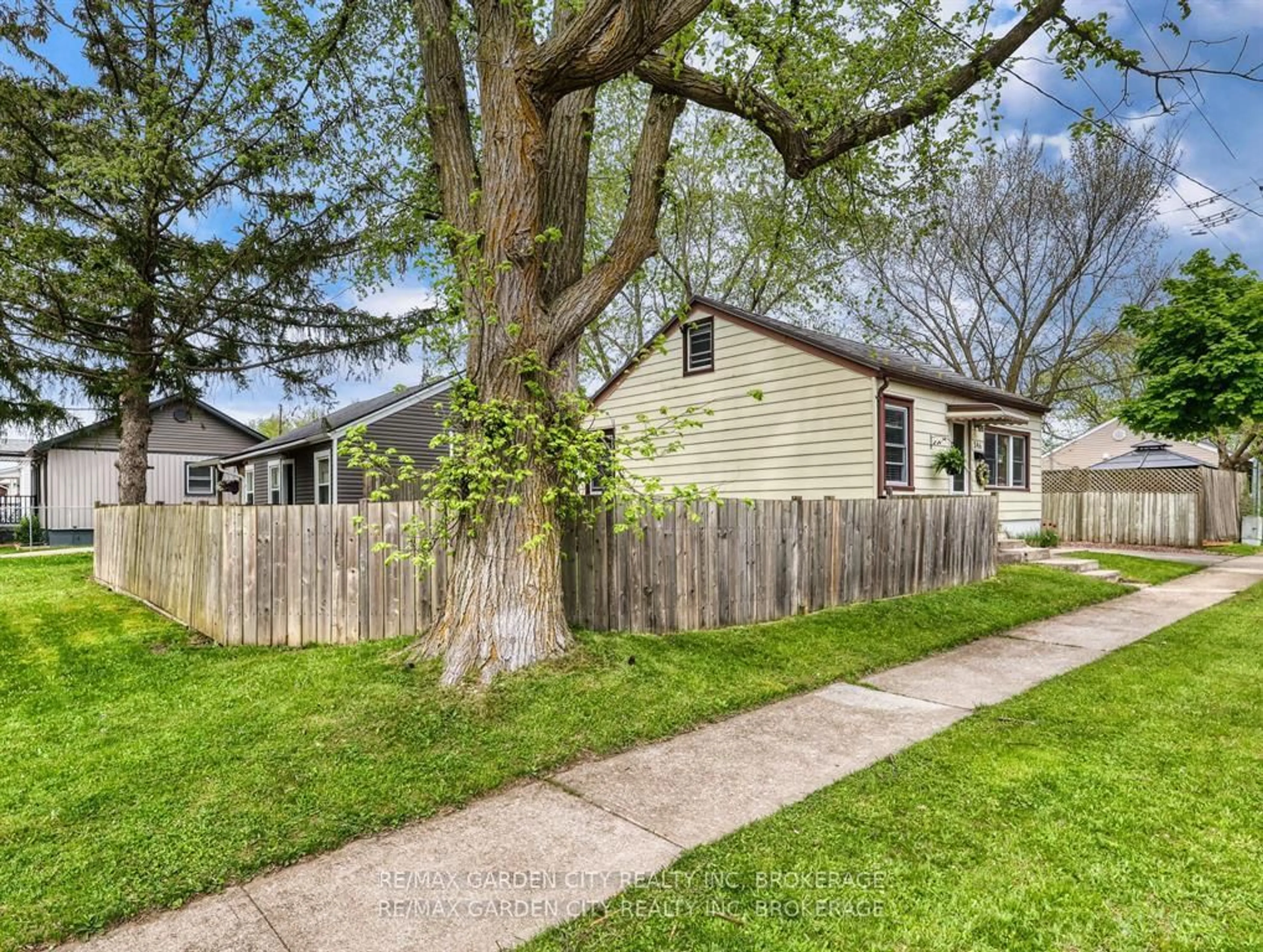 A pic from outside/outdoor area/front of a property/back of a property/a pic from drone, street for 346 FLEET St, Welland Ontario L3B 4X3