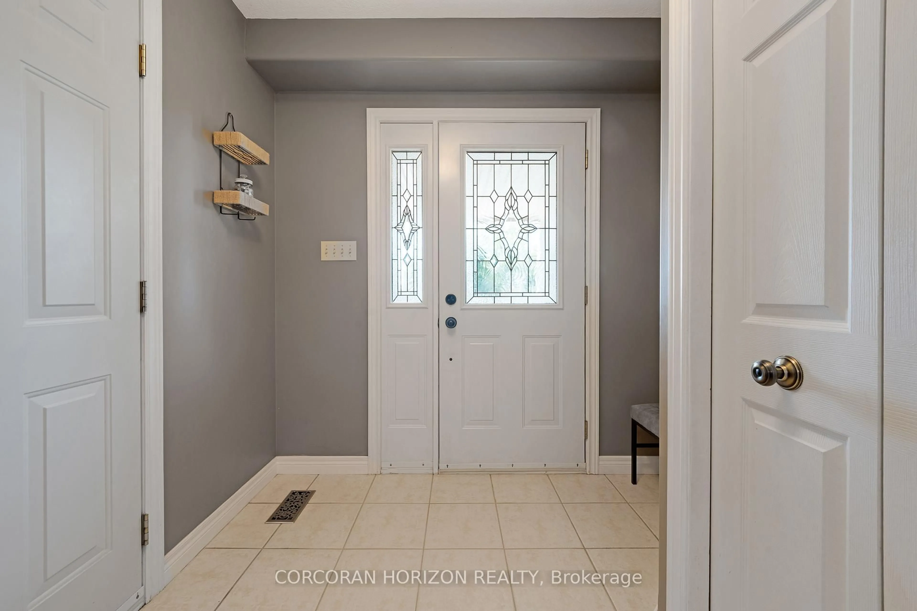 Indoor entryway for 549 Langlaw Dr, Cambridge Ontario N1P 1H8
