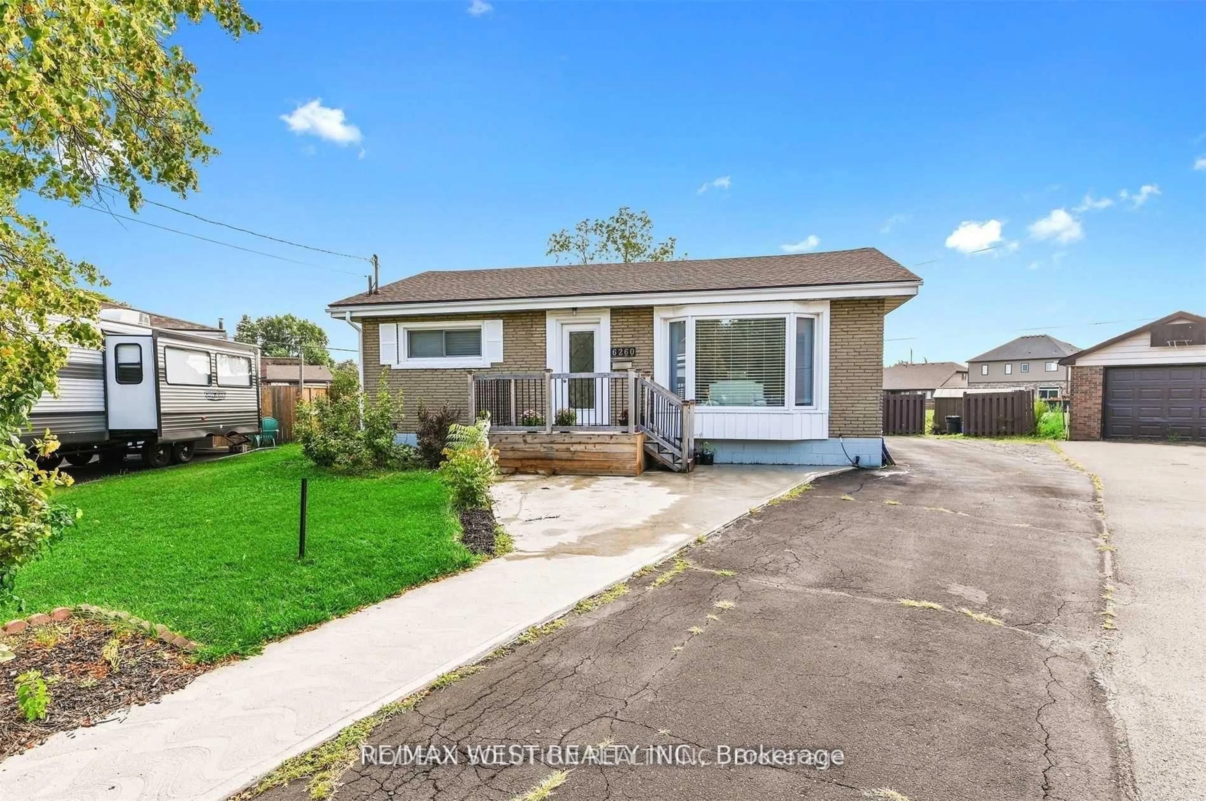 Home with vinyl exterior material, street for 6260 Ellsworth Pl, Niagara Falls Ontario L2G 4S7