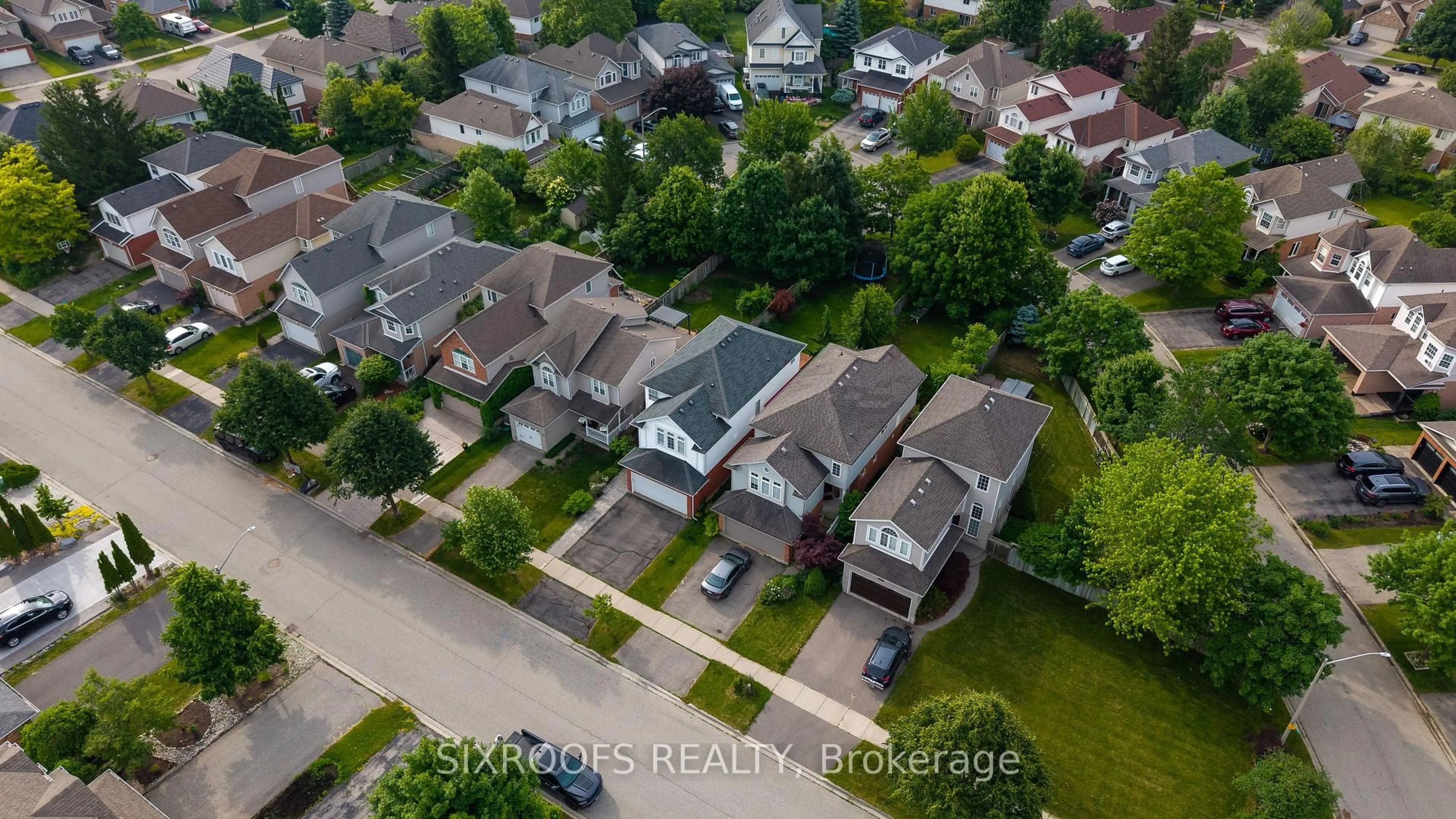 A pic from outside/outdoor area/front of a property/back of a property/a pic from drone, street for 414 Havendale Cres, Waterloo Ontario N2T 2T3