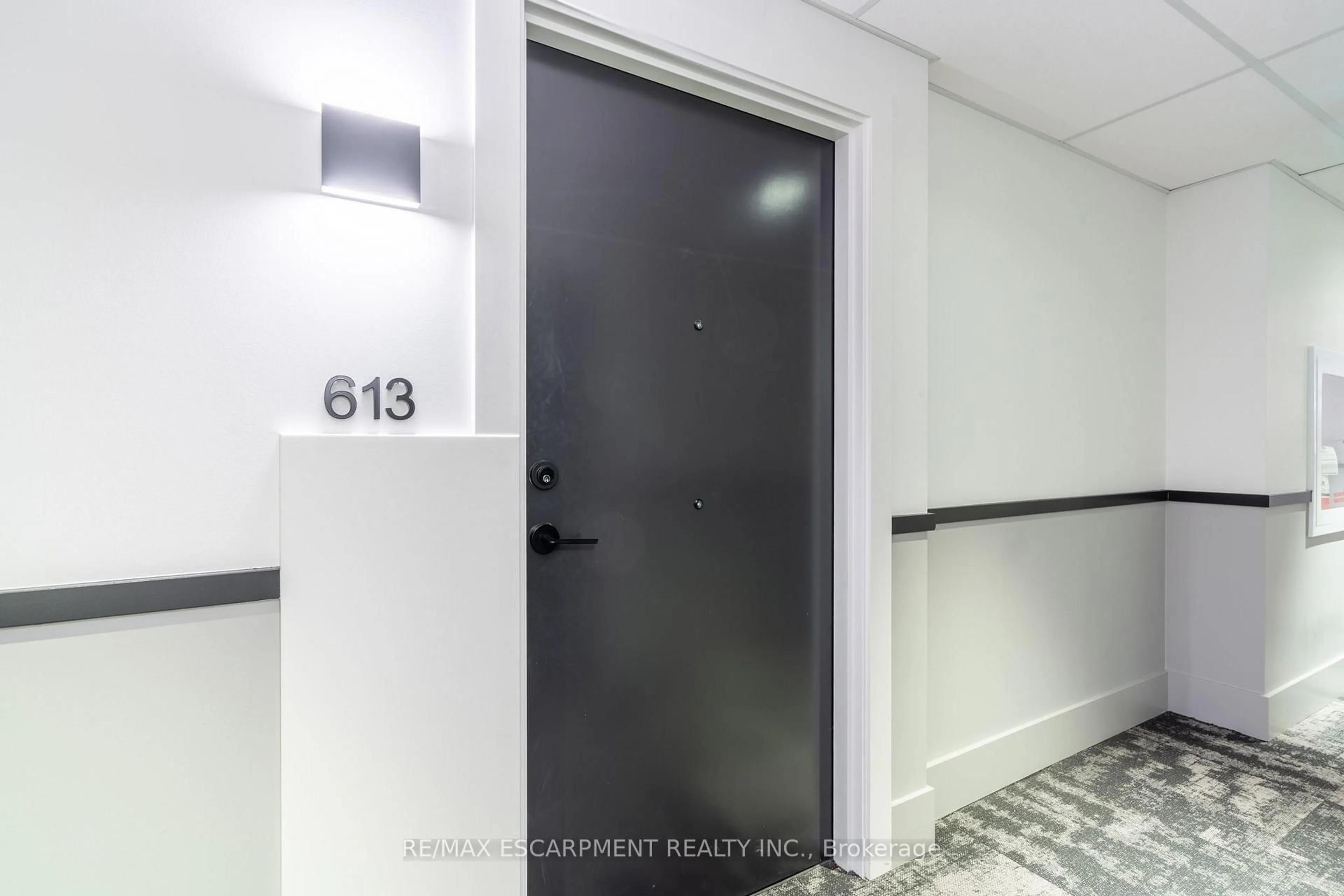 Indoor entryway for 600 North Service Rd #613, Hamilton Ontario L8E 0L2