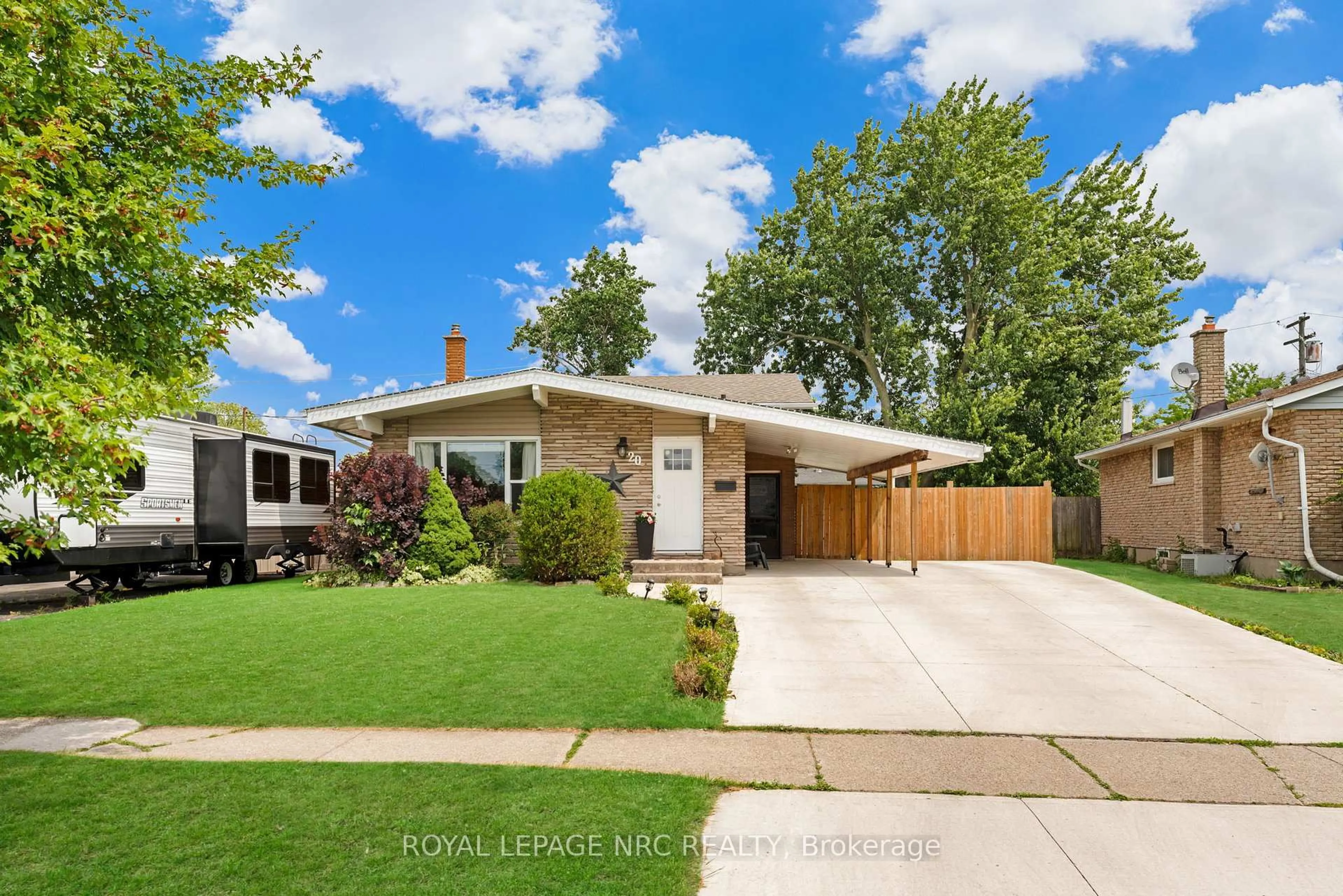 Home with vinyl exterior material, street for 20 WOODGATE Dr, Welland Ontario L3C 3H6