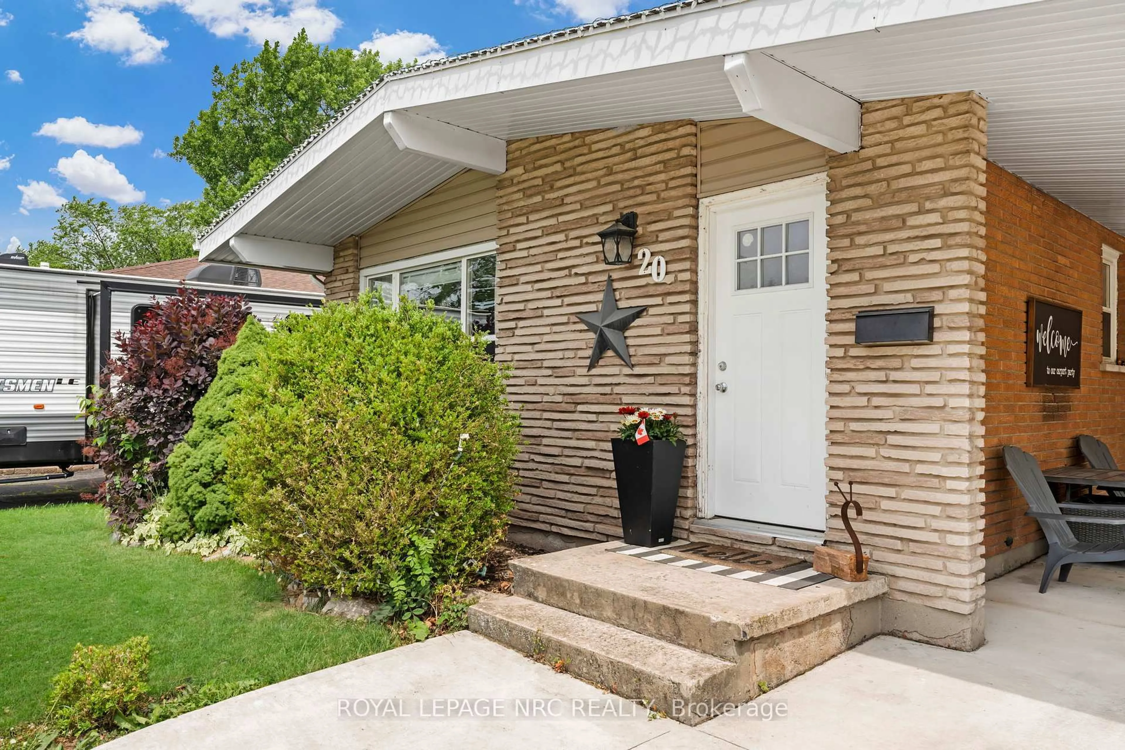 Home with vinyl exterior material, street for 20 WOODGATE Dr, Welland Ontario L3C 3H6