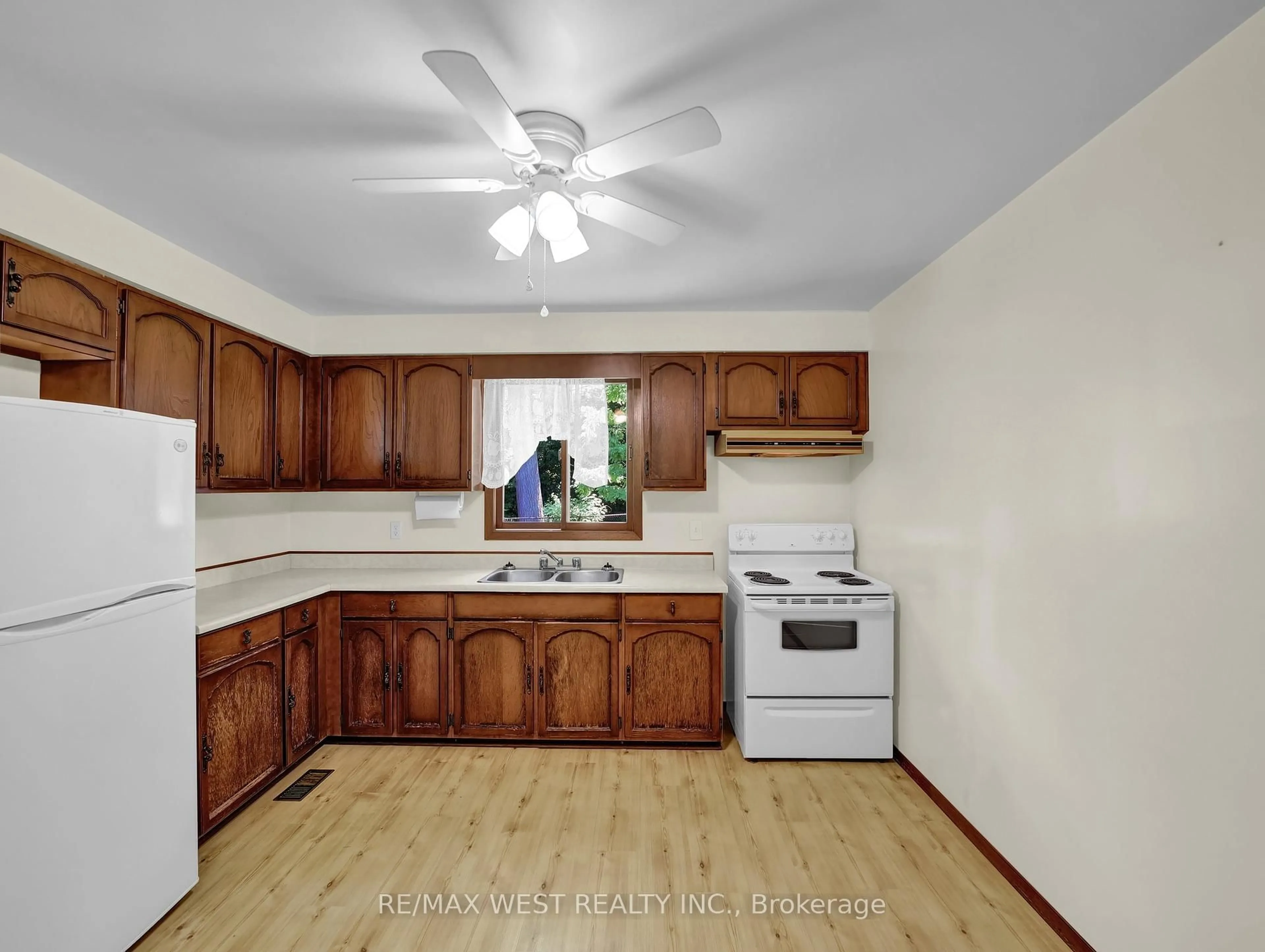 Standard kitchen, unknown for 11 Glenda St, Norfolk Ontario N3Y 4T3