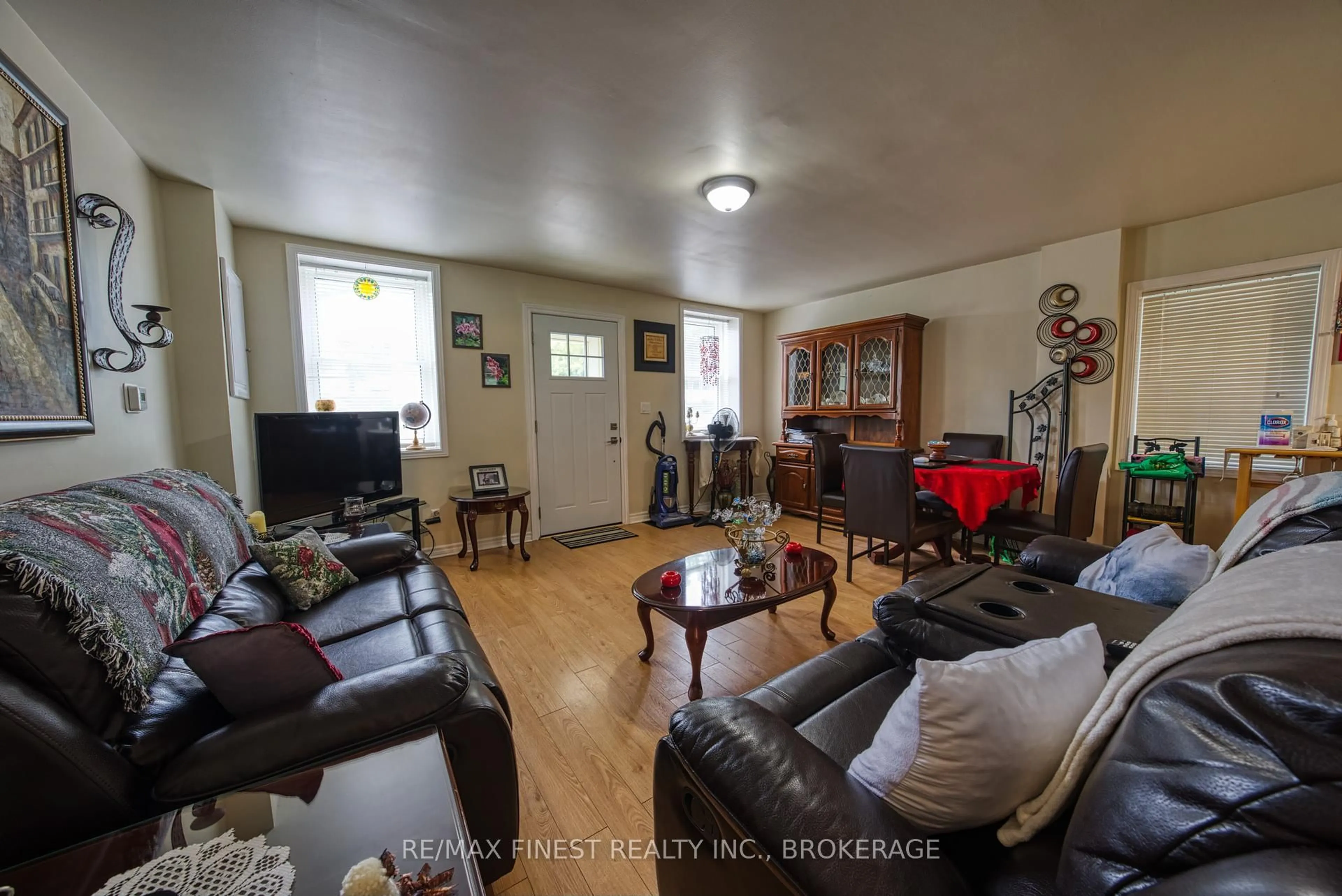 Living room with furniture, unknown for 6648 Highway 38, Verona Ontario K0H 2W0