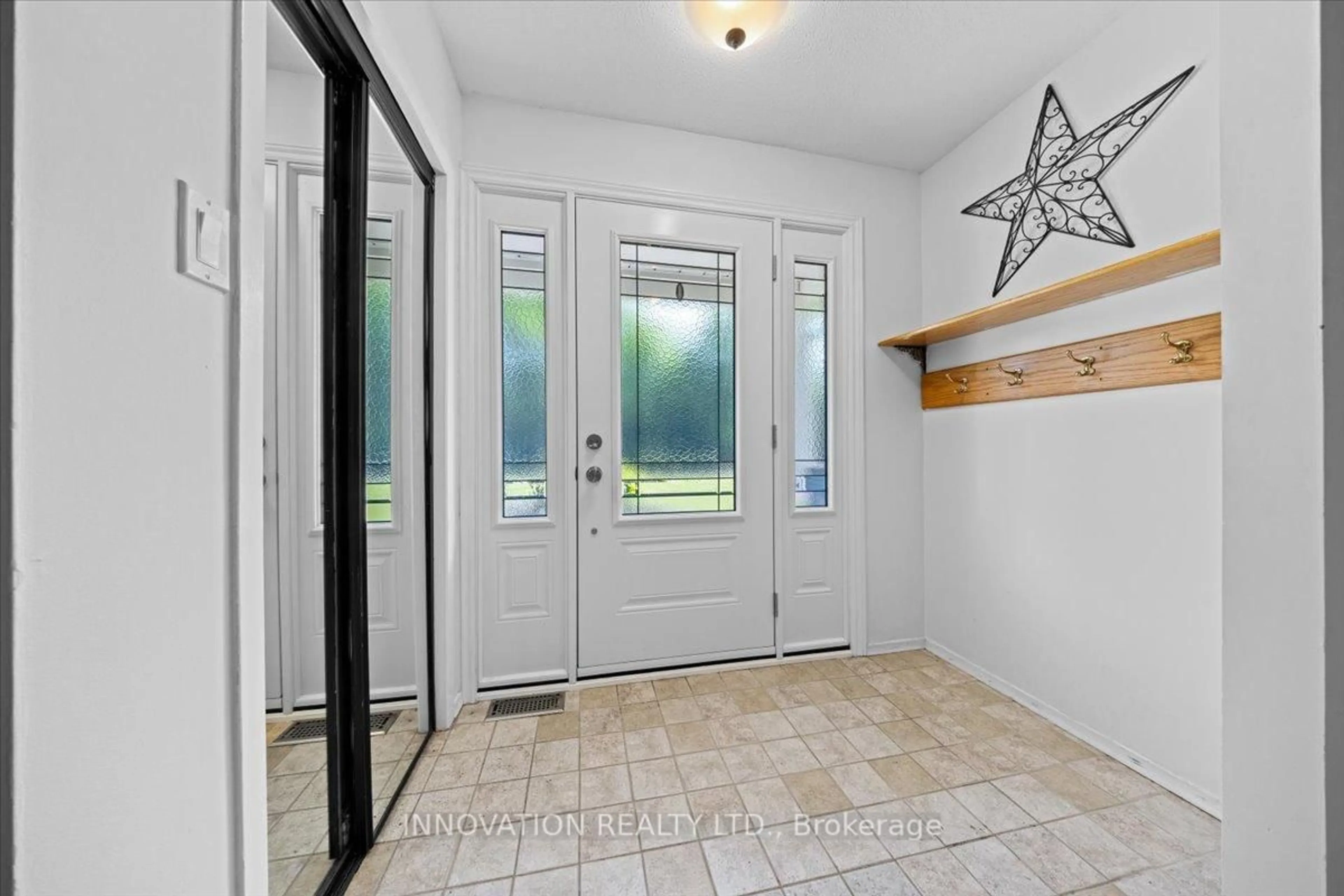 Indoor entryway for 41 King Street Dr, Richmond Ontario K0A 2Z0