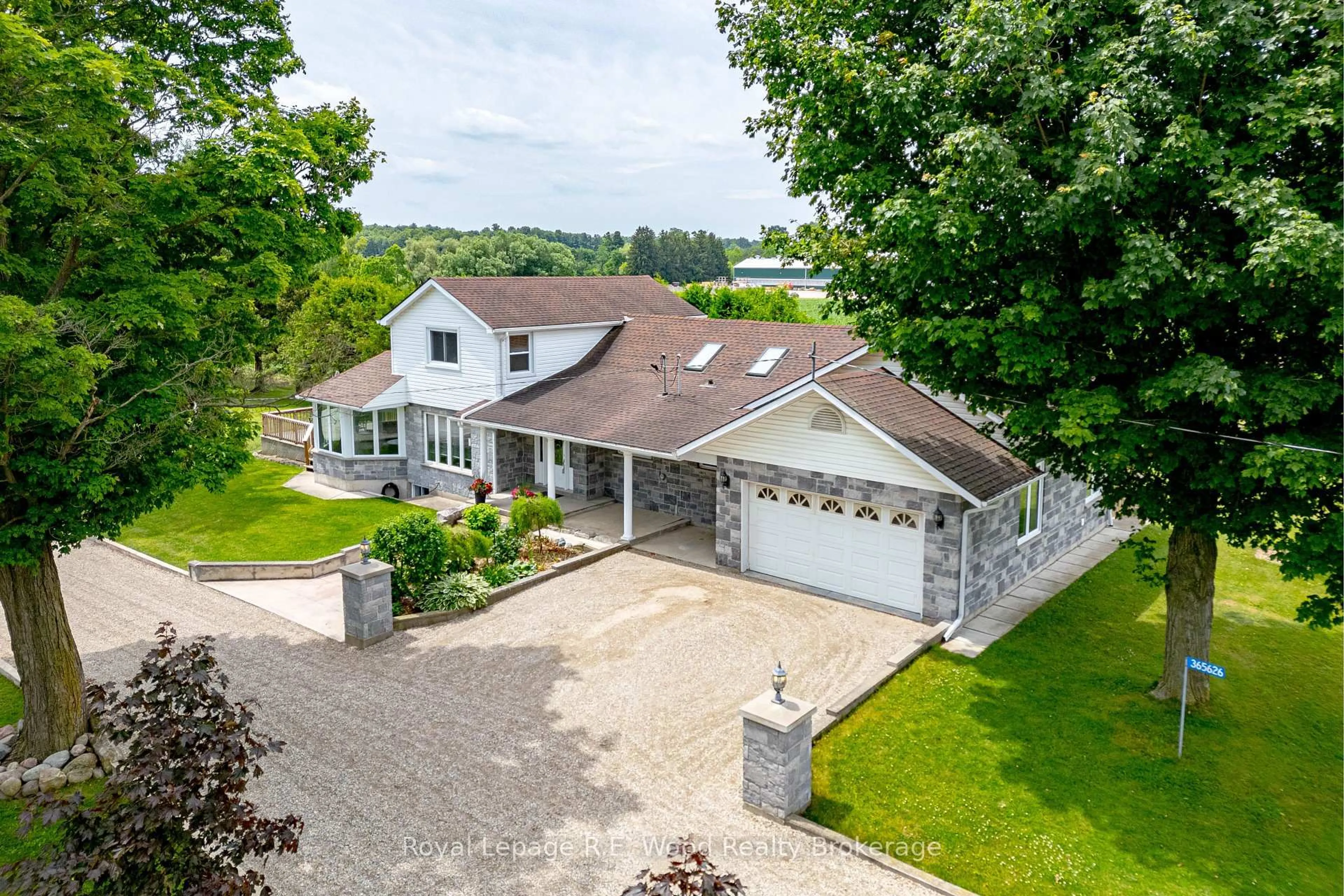 A pic from outside/outdoor area/front of a property/back of a property/a pic from drone, unknown for 365626 Evergreen St, Norwich Ontario N0J 1P0