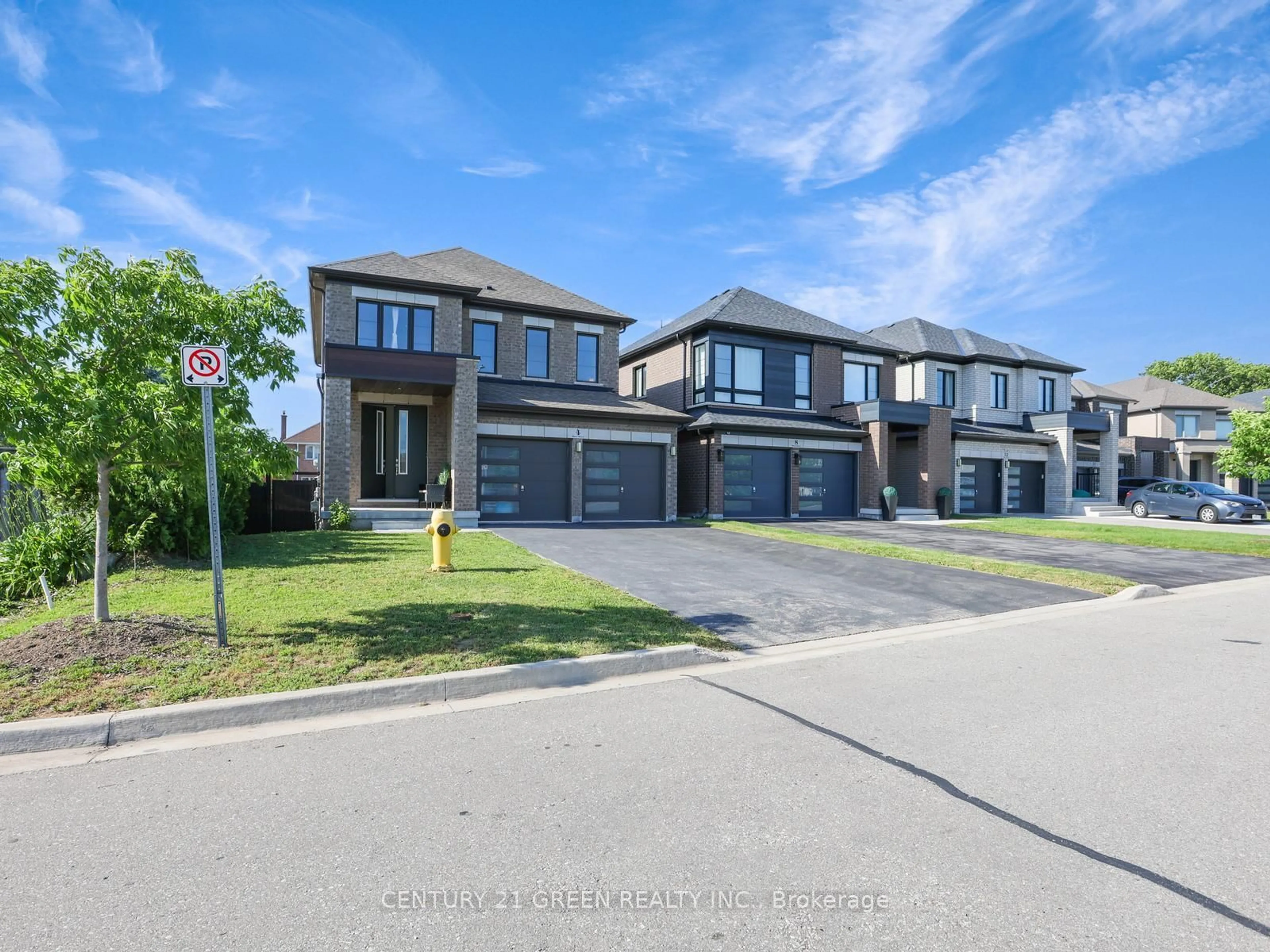 A pic from outside/outdoor area/front of a property/back of a property/a pic from drone, street for 4 Slater St, Cambridge Ontario N1R 0C4