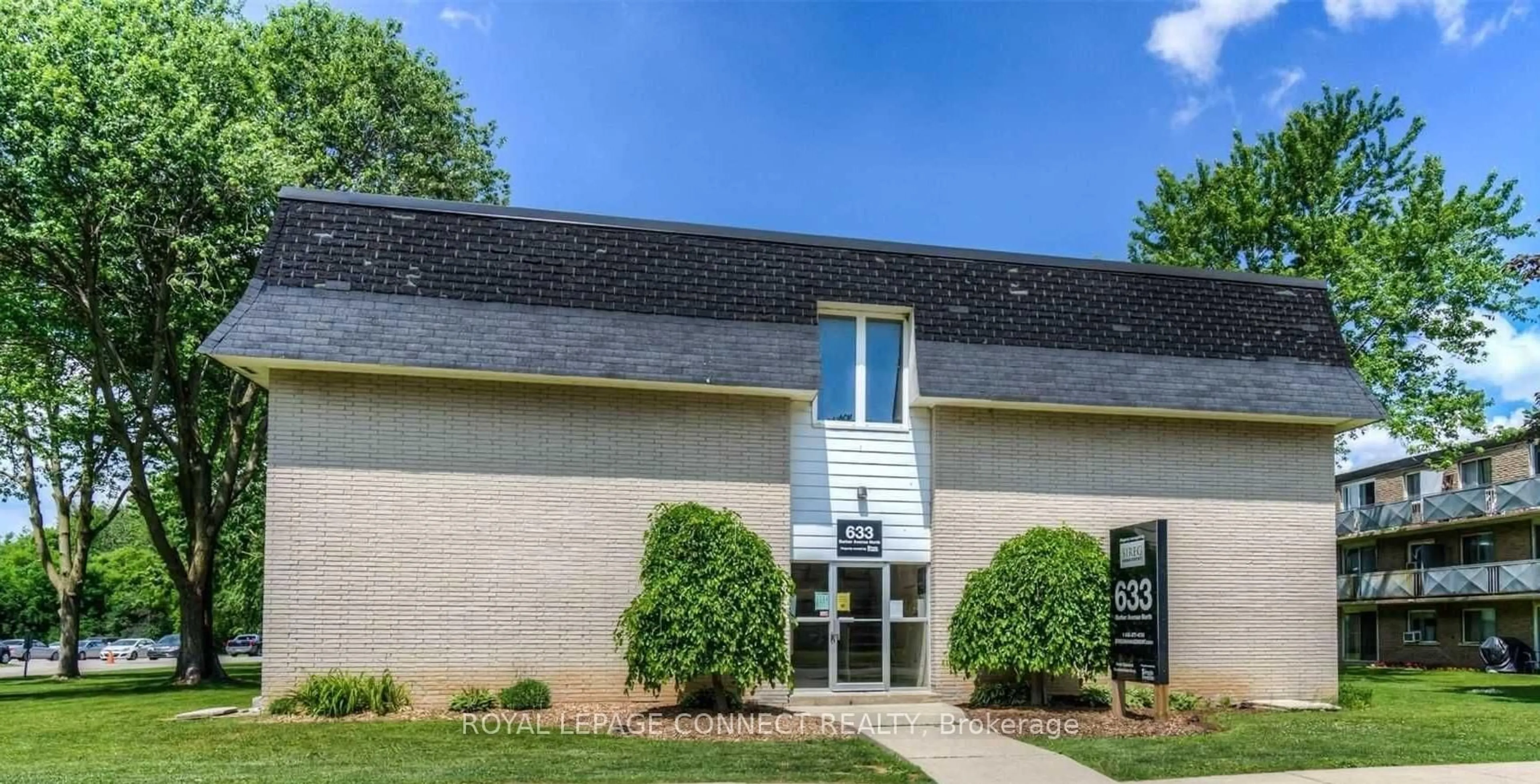 Indoor foyer for 633 Barber Ave #30, North Perth Ontario N6W 1S4