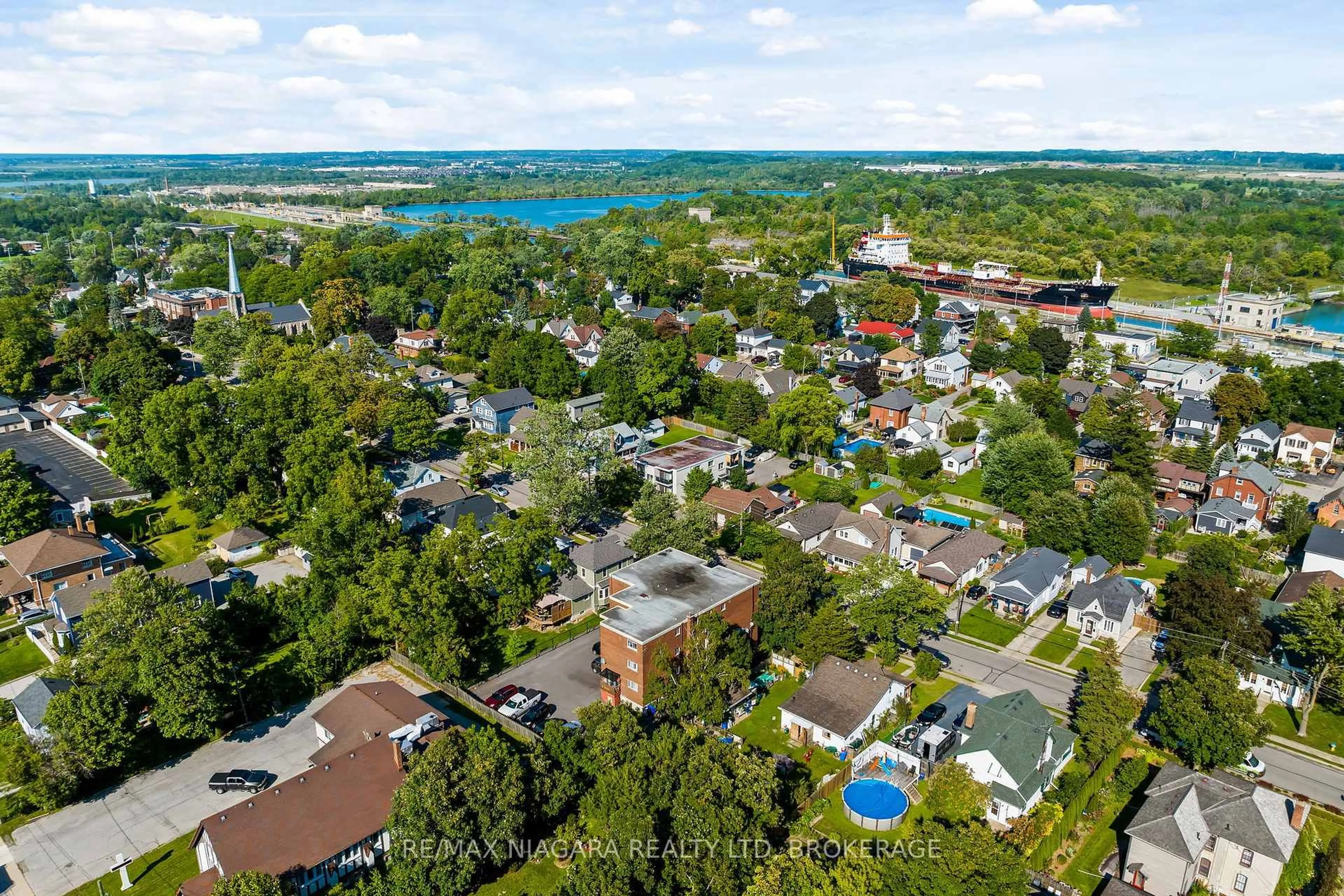 A pic from outside/outdoor area/front of a property/back of a property/a pic from drone, water/lake/river/ocean view for 41 Carleton St, Thorold Ontario L2V 1Z7