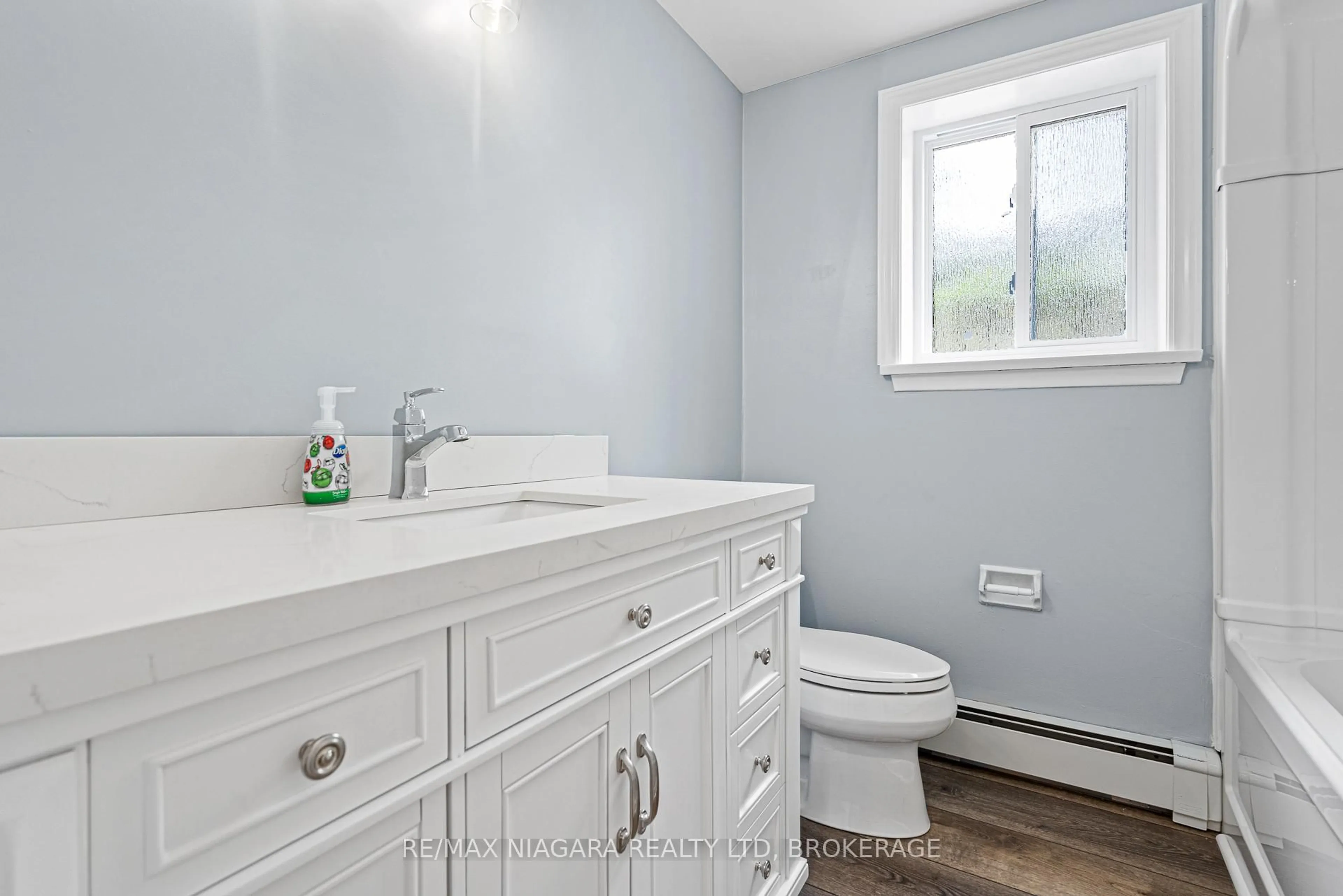 Standard bathroom, ceramic/tile floor for 41 Carleton St, Thorold Ontario L2V 1Z7